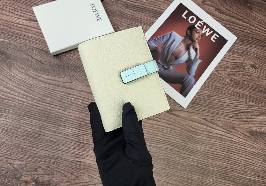 Loewe 罗意威作为皮具世家怎么能不拥有他的钱包了