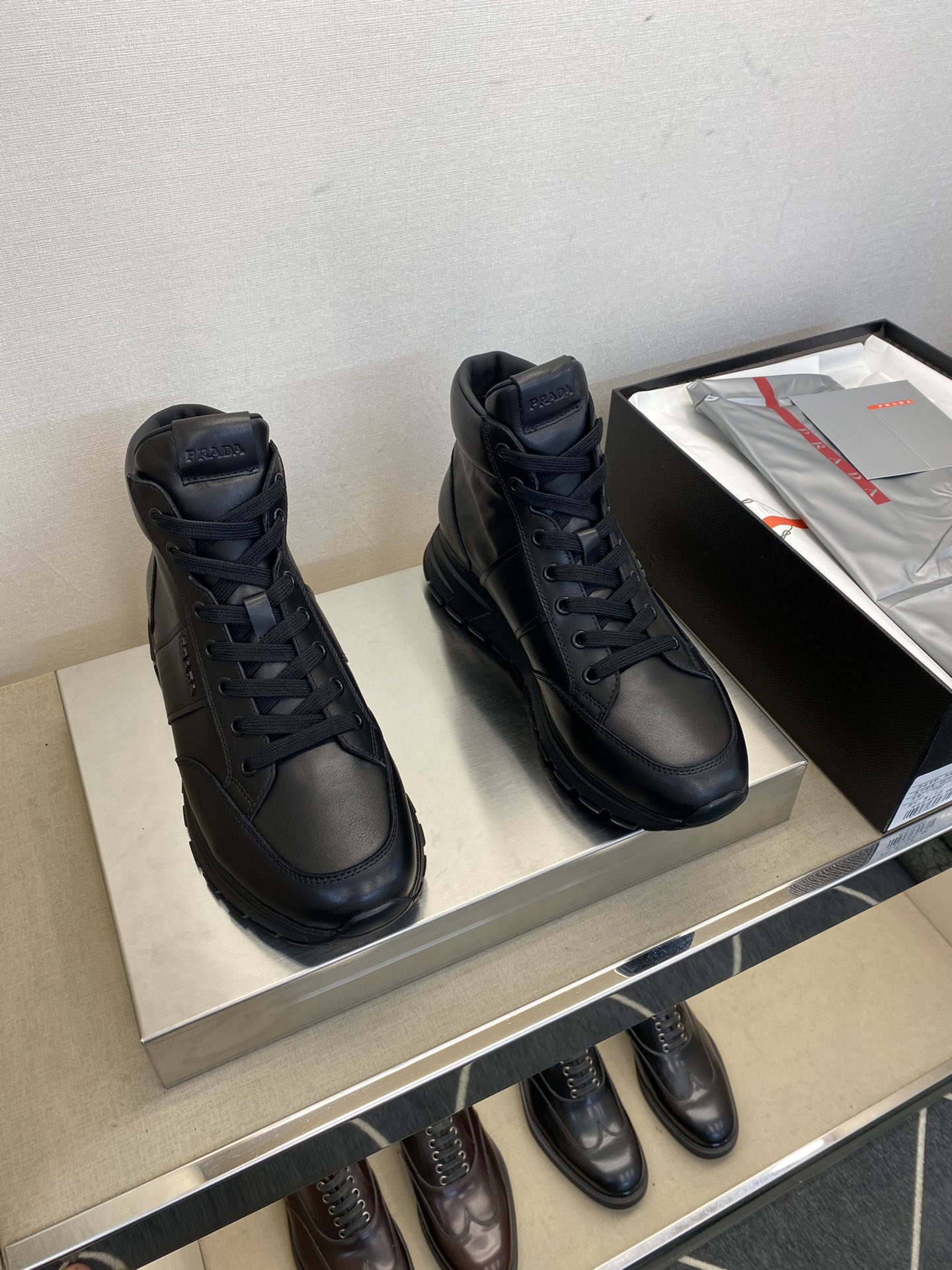 NO:621497,[PR＊] High grade, top craftsmanship, men's casual style, regular size 39 to 44 (5-10), imported waxy calfskin!  Water-dyed calfskin lining, latex punched back feet!  Original rubber anti-slip outsole!  goods!  Quality: Look closely at the detailed pictures, the texture is super strong!  But 11 can withstand various tests!  ,,cowhide19860909【PR＊】 高品级,顶尖工艺 男士休闲款 正码39一44(5－10） 进口腊感小牛皮！内里水染小牛皮,乳胶回力冲孔垫脚！原橡胶防滑大底！货！品质细看细节图,质感超强！可11经得起各种考验！,,cowhide,Men's shoes