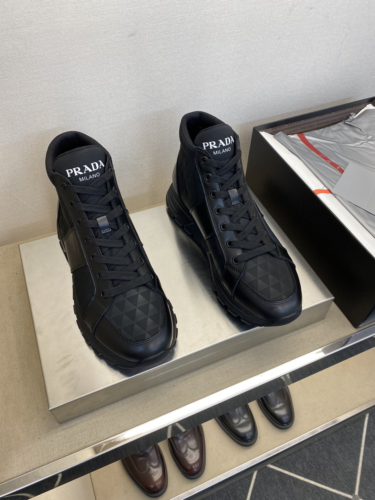 NO:621499,【PR＊】 High grade, top craftsmanship, men's casual style, regular sizes 39 to 44 (5-10), oiled calf with special nylon!  Sandwich breathable mesh lining with water-dyed calfskin pads and latex feet!  Original rubber foam anti-slip outsole!  goods!  Quality: Look closely at the detailed pictures, the texture is super strong!  But 11 can withstand various tests!  ,,cowhide19860909【PR＊】 高品级,顶尖工艺 男士休闲款 正码39一44(5－10） 油面小牛配特订尼龙！内里三明治透气网附垫水染小牛皮,乳胶垫脚！原橡胶化泡防滑大底！货！品质细看细节图,质感超强！可11经得起各种考验！,,cowhide,Men's shoes