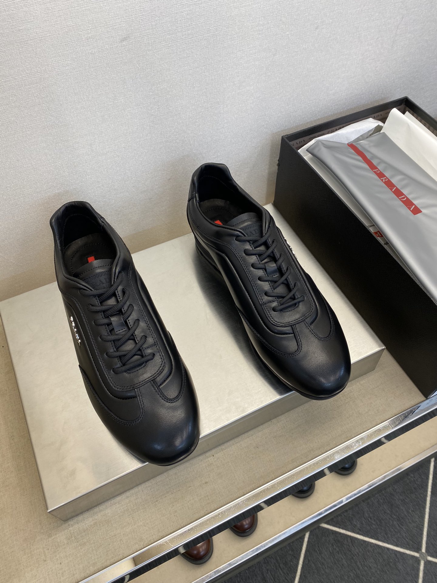 NO:745538,[PR*DA] Top craftsmanship, classic casual style, regular size 39-44 (6-11), 38 customized, fashionable casual sports style, pure high quality can be compared with 11!  Fabric original calfskin, calfskin lining!  A complete set of handcrafted items!  The texture and comfort have been improved to another level!  Exclusive private molded rubber anti-slip sole!  4E2399,,cowhide19860909【PR＊DA】 顶尖工艺,经典休闲款 正码39－44(6一11),38定做 时尚休闲运动款,纯正高品质可11比较！面料原版小牛皮,内里小牛皮！全套包手工工艺款！质感、舒适度又提升一级别！独家私模橡胶防滑底！4E2399,,cowhide,Men's shoes