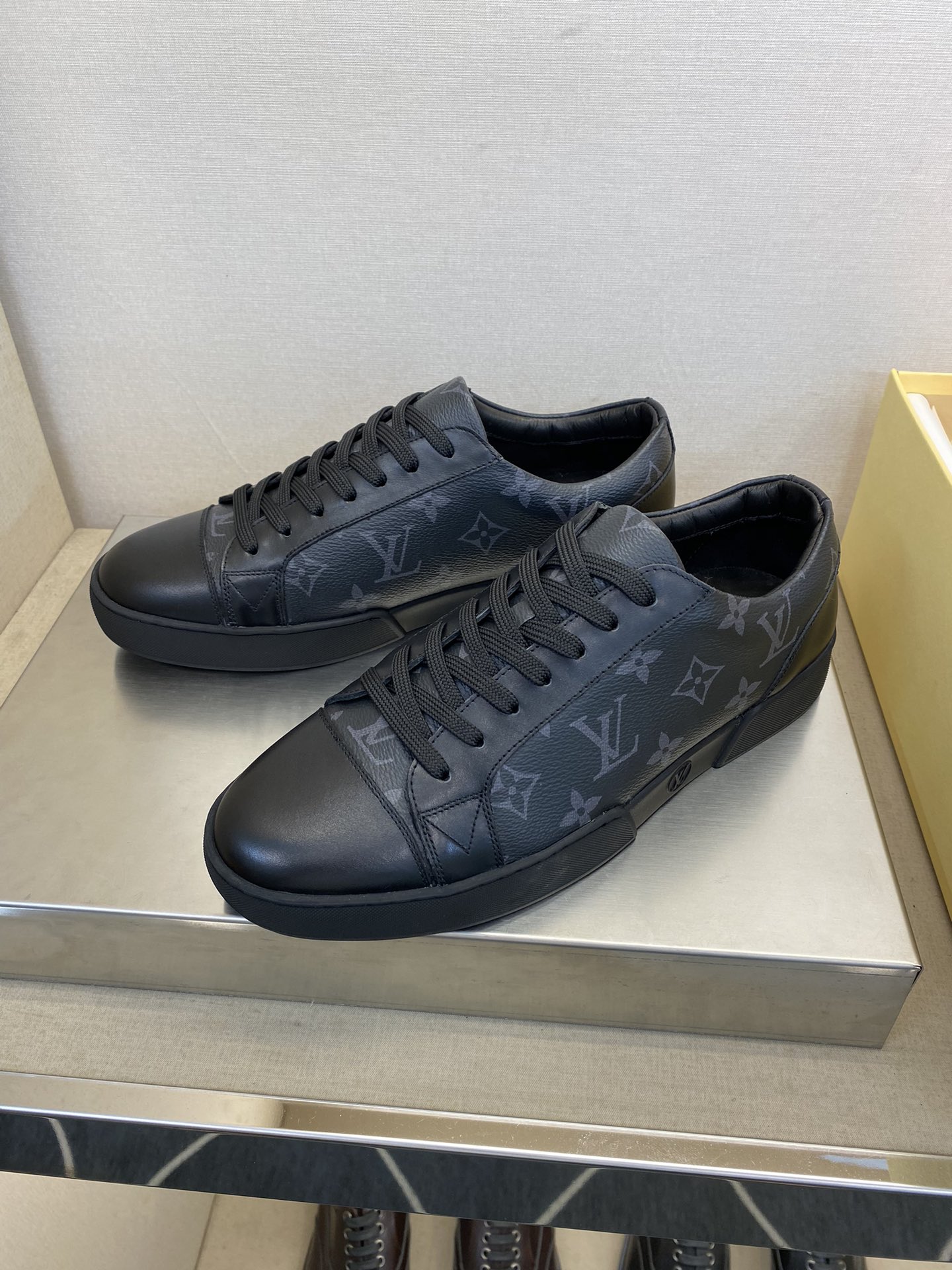 ️LV️高品质顶尖工艺品️男士时尚经典滑板鞋️正码39445一10️同步发售！货！顶级手工艺[强]意大利