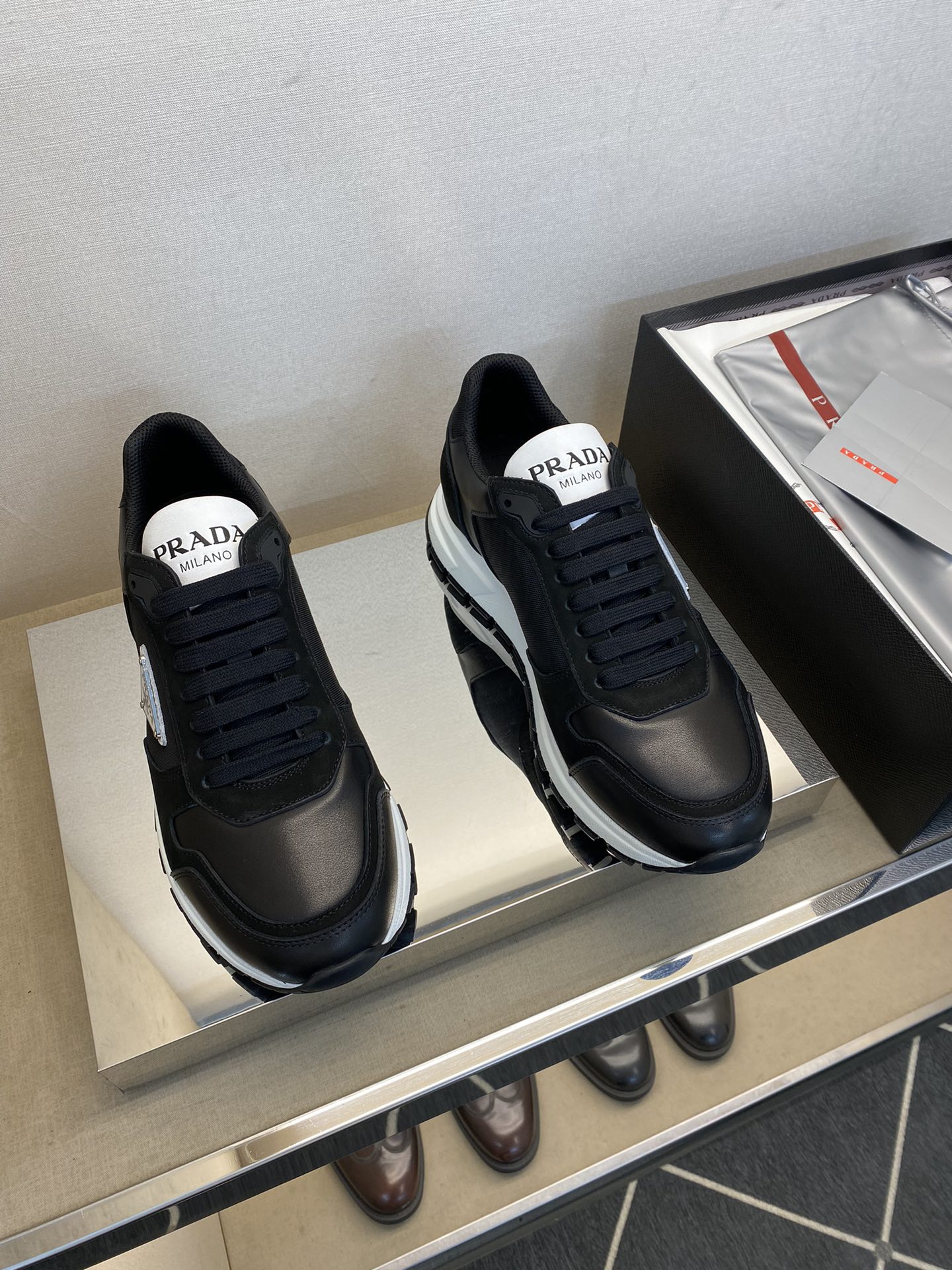 NO:357841,【PRA＊】 High-grade, top-notch craftsman casual model, regular code 39-44 (5-10) updated simultaneously!  Original single high-quality products. Exclusive original single customized recycled nylon latest brand element triangle tower with grained calfskin!  Inner sports breathable mesh with full calfskin, latex resilience foot pad!  Original TPU bottom!  goods!  Look at the details carefully, the texture is super strong!  But 11 can withstand all kinds of tests!  2EE, prada, cowhide19860909【PRA＊】 高品级,顶尖工艺 男士休闲款 正码39一44(5－10） 同步更新！原单高品.独家原单订制再生尼龙最新品牌元素三角塔配粒面小牛皮！内里运动透气网附垫全小牛皮,乳胶回力垫脚！原TPU大底！货！品质细看细节图,质感超强！可11经得起各种考验！2EE,,prada,cowhide,Men's shoes