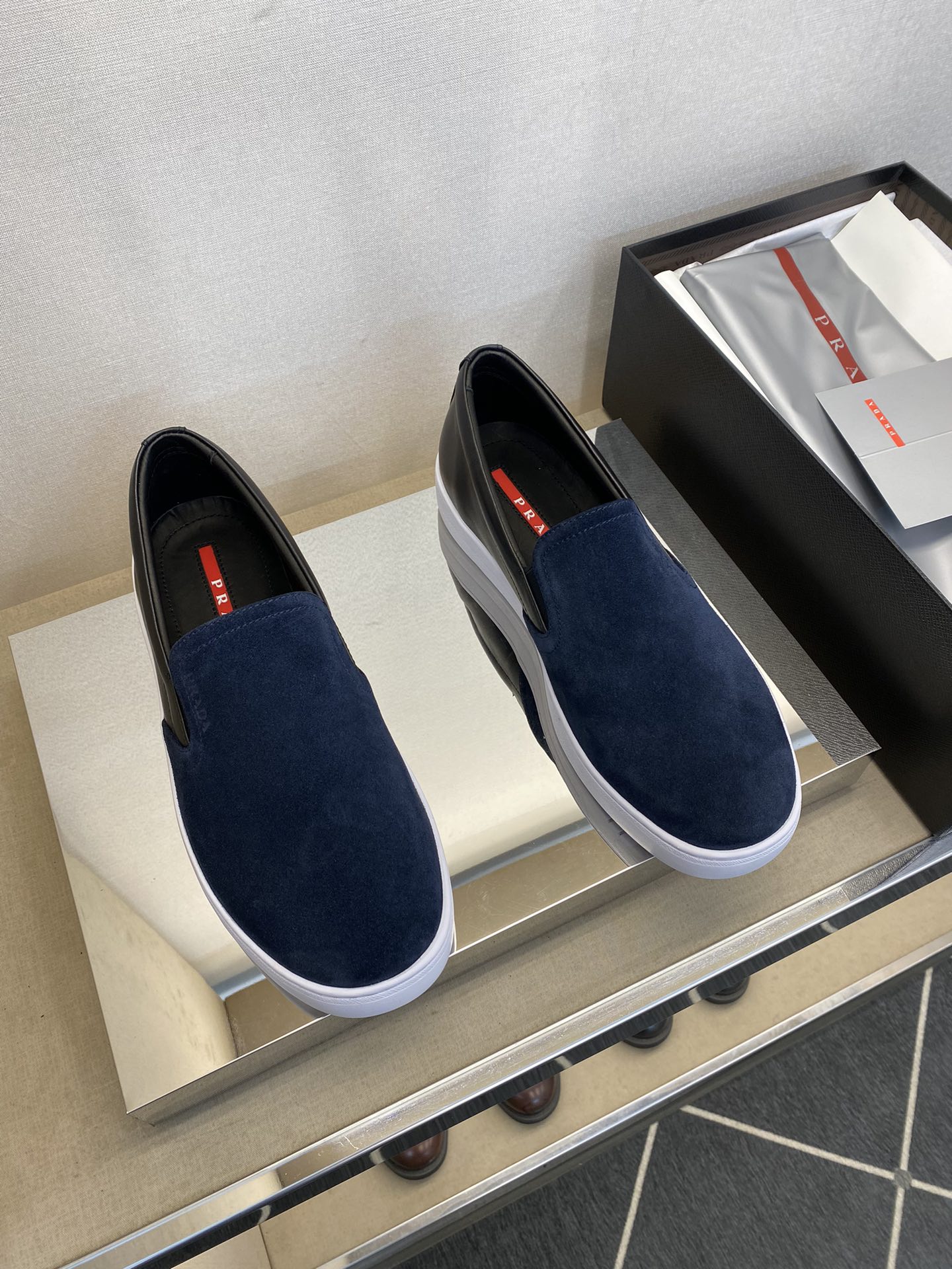 NO:357792,【PRA＊】 High quality, four seasons, men's casual model, regular size 39-44 (5-10) Classic never goes out of date!  Exclusive high-quality!  Classic skateboarding style in four seasons!  High mercerized beef velvet on the surface, full calfskin attached to the inner, EVA resilience foot pad!  Original rubber outsole!  goods!  Look at the details carefully, the texture is super strong!  But 11 can withstand all kinds of tests!  4E2733,38,45 Custom made non-return, prada,cowhide19860909【PRA＊】 高品质,四季款 男士休闲款 正码39一44(5－10） 经典永不过时！独家高品！四季经典滑板款！面高丝光牛绒,内里附垫全小牛皮,EVA回力垫脚！原版橡胶大底！货！品质细看细节图,质感超强！可11经得起各种考验！4E2733,38,45定做不退换,,prada,cowhide,Men's shoes