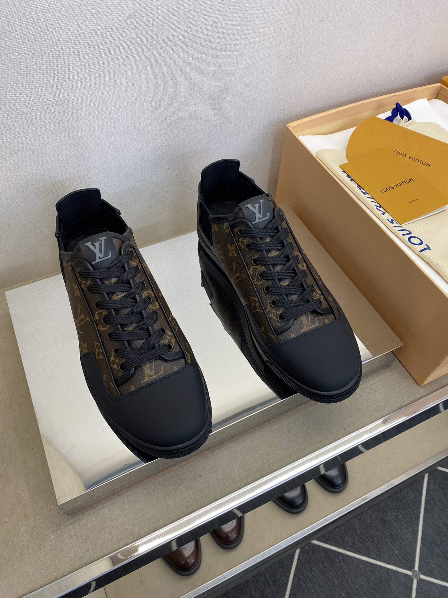 NO:274068,【L＊V】 High-quality, top-notch crafts, fashionable classic skateboard shoes for men, regular size 39-44 (5-10) will be released simultaneously!  goods!  Top-level handicrafts [Strong] Italy imported fully raw material pure glue P V C presbyterian material with calfskin (super texture and feel), and the calfskin is dyed inside, soft and comfortable!  Original single T P U anti-slip large sole!  !  Super comfortable!  38,45 customized, no return or exchange, cowhide19860909【L＊V】 高品质,顶尖工艺品 男士时尚经典滑板鞋 正码39－44(5一10） 同步发售！货！顶级手工艺[强]意大利全面进口原材料纯胶P V C老花料配小牛皮(超强质感、手感),内里全水染小牛皮,柔软舒适！原单T P U防滑大底！！超强舒适感！38,45定做,不退换,,cowhide,Men's shoes