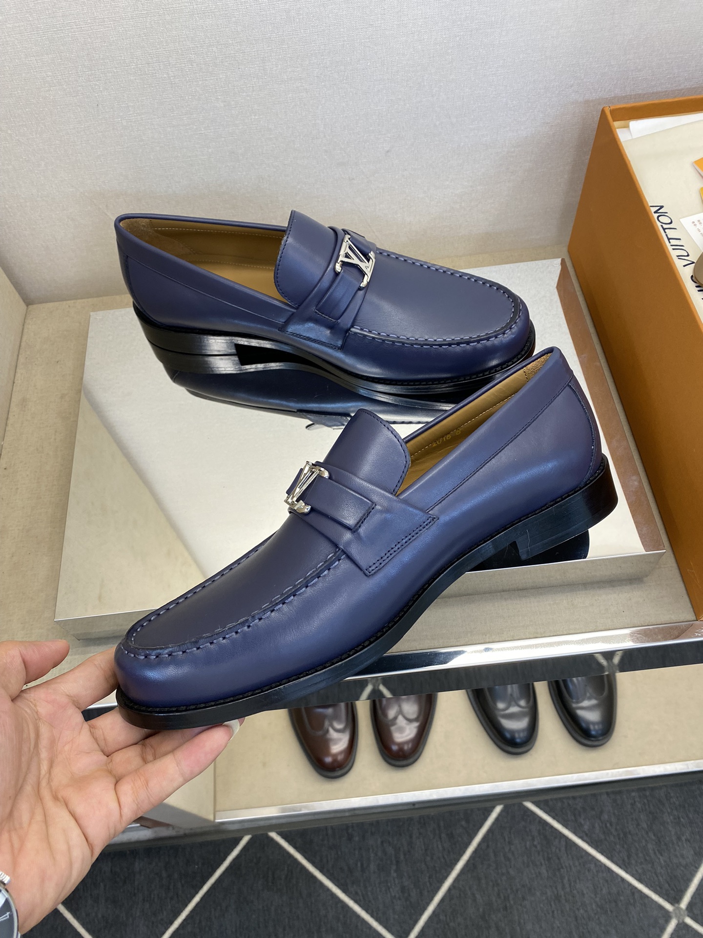 L*V 高品質小牛皮シューズ - クラシックな紳士靴