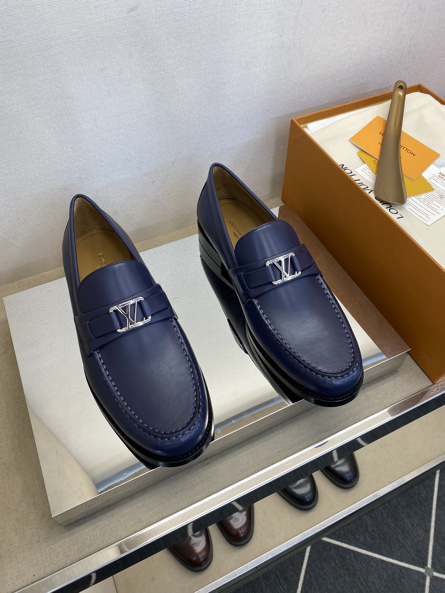 NO:348605,【L*V】Exclusive high-quality fashionable formal leather sole, regular size 39-44, classic leather shoes!  goods!  [High money to create a template calfskin pressed lychee pattern, not an ordinary material ready-made on the market!  】Top-level handicraft [Strong] Italy imported the raw leather calfskin (super texture and feel), imported specific cement gray calfskin inside, and imported leather with a full leather pie leather large sole!  !  Super ritual sense!  Gentlemanly style!  38,45 Custom made non-return, cowhide, Leather soles19860909【L*V】独家高品 时尚正装皮底 正码39一44, 经典款小皮鞋型！货！【重金打造模版小牛皮压荔纹,并非市场现成材普通材料！】顶级手工艺[强]意大利全面进口原皮料小牛皮(超强质感、手感),内里进口特定水泥灰色小牛皮,全进口皮丕真皮大底！！超级仪式感！绅士风！38,45订做不退换,,cowhide,Leather soles,Men's shoes