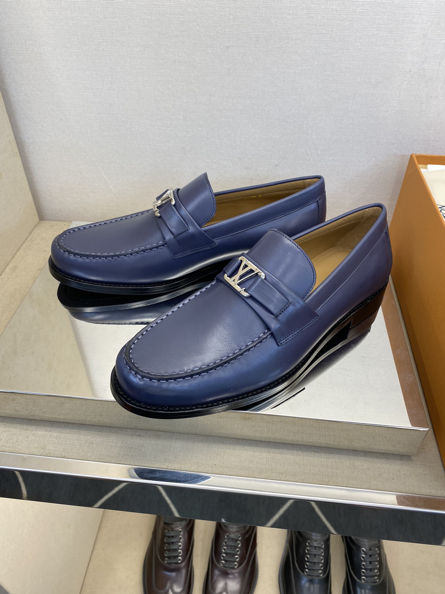 L*V 高品質小牛皮シューズ - クラシックな紳士靴