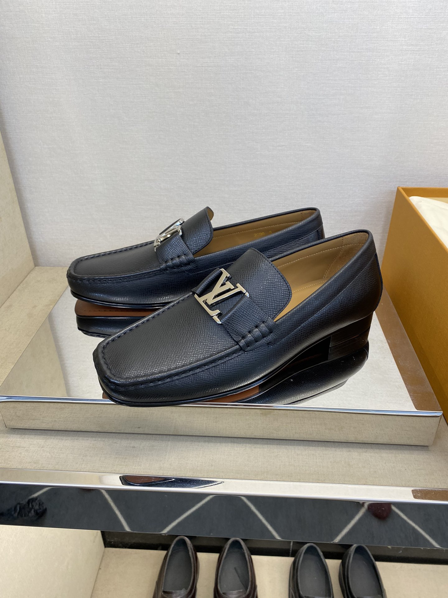 L*V独家高品スタイリッシュレザーシューズ