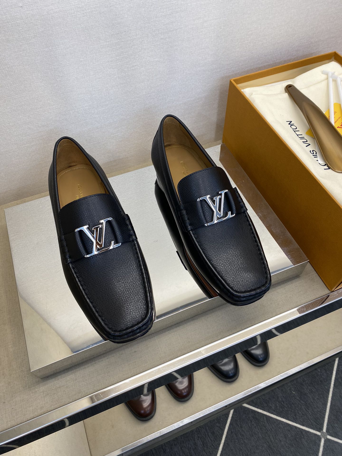 L*V独家高品スタイリッシュレザーシューズ