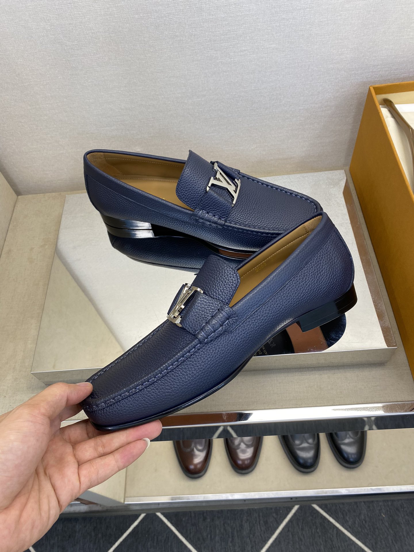 L*V 高品質ドレスシューズ - イタリア製牛革使用