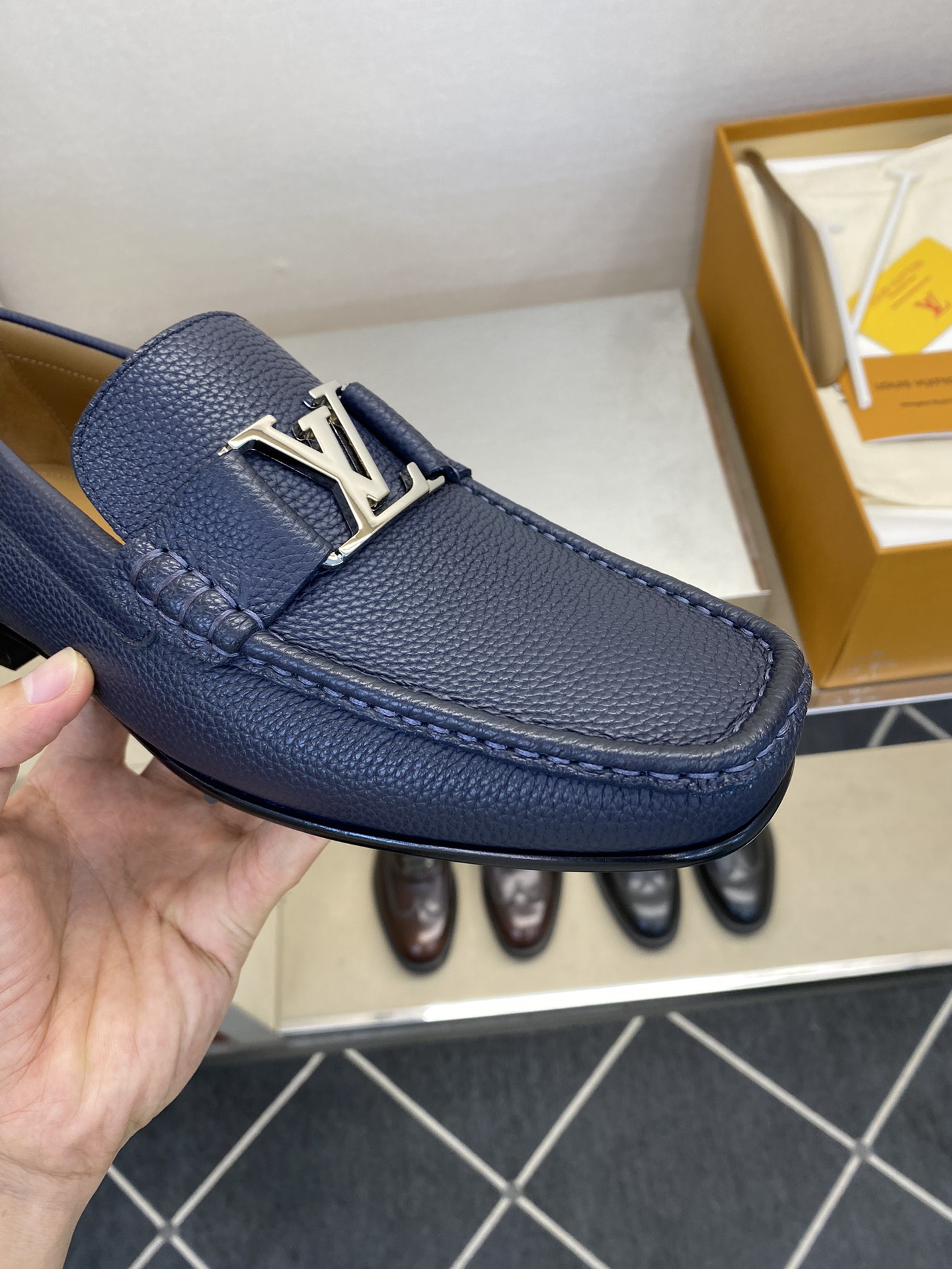 L*V 高品質ドレスシューズ - イタリア製牛革使用