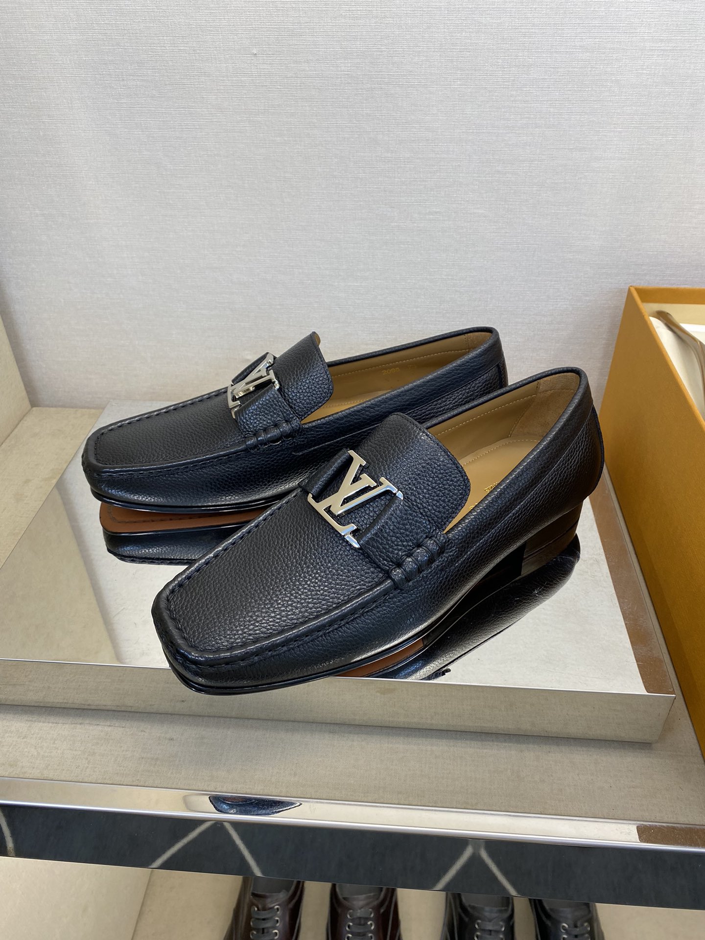 L*V独家高品スタイリッシュレザーシューズ