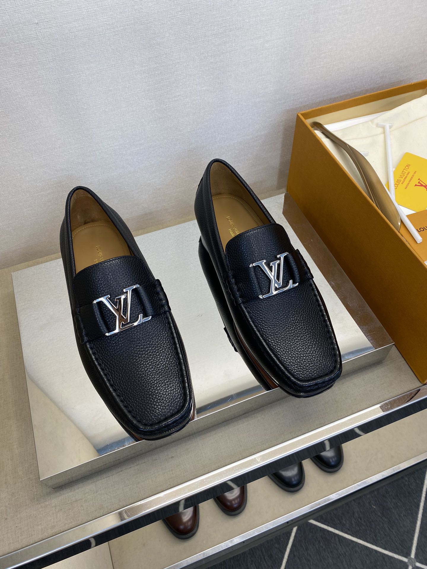 NO:278830,【L*V】Exclusive high-quality fashionable formal leather sole, regular size 39-44, (6.5-9) Classic small leather shoes!  goods!  [Original leather calfskin] [Not a normal material ready-made on the market!  】Top-level handicraft [Strong] Italy imported the raw leather calfskin (super texture and feel), imported specific calfskin inside, and imported all leather genuine leather sole!  !  Super ritual sense!  Gentlemanly style!  38,45 Custom made non-return, cowhide, Leather soles19860909【L*V】独家高品 时尚正装皮底 正码39一44,(6.5一9) 经典款小皮鞋型！货！【原版皮小牛皮】【并非市场现成材普通材料！】顶级手工艺[强]意大利全面进口原皮料小牛皮(超强质感、手感),内里进口特定小牛皮,全进口皮丕真皮大底！！超级仪式感！绅士风！38,45订做不退换,,cowhide,Leather soles,Men's shoes