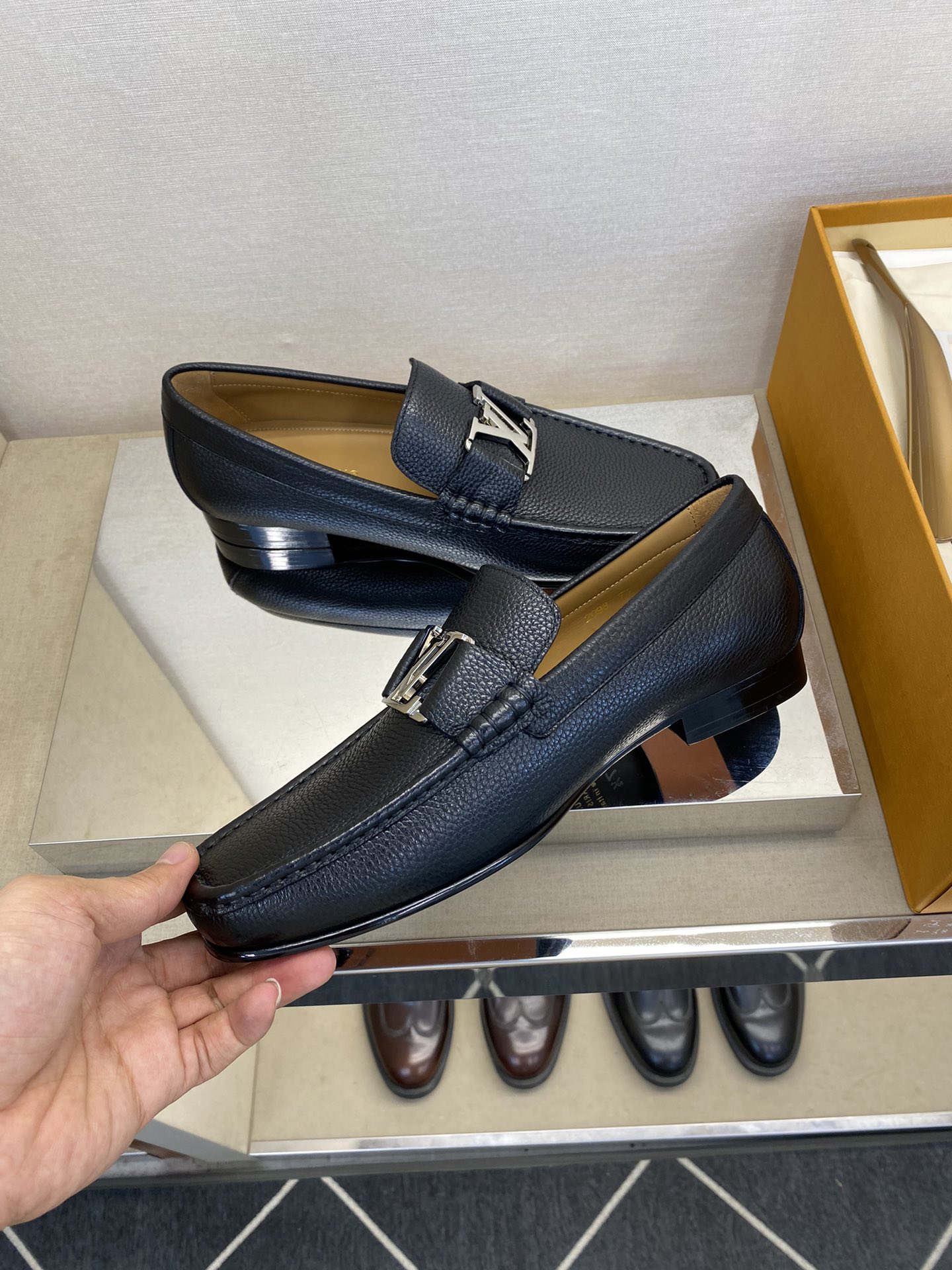 L*V独家高品スタイリッシュレザーシューズ