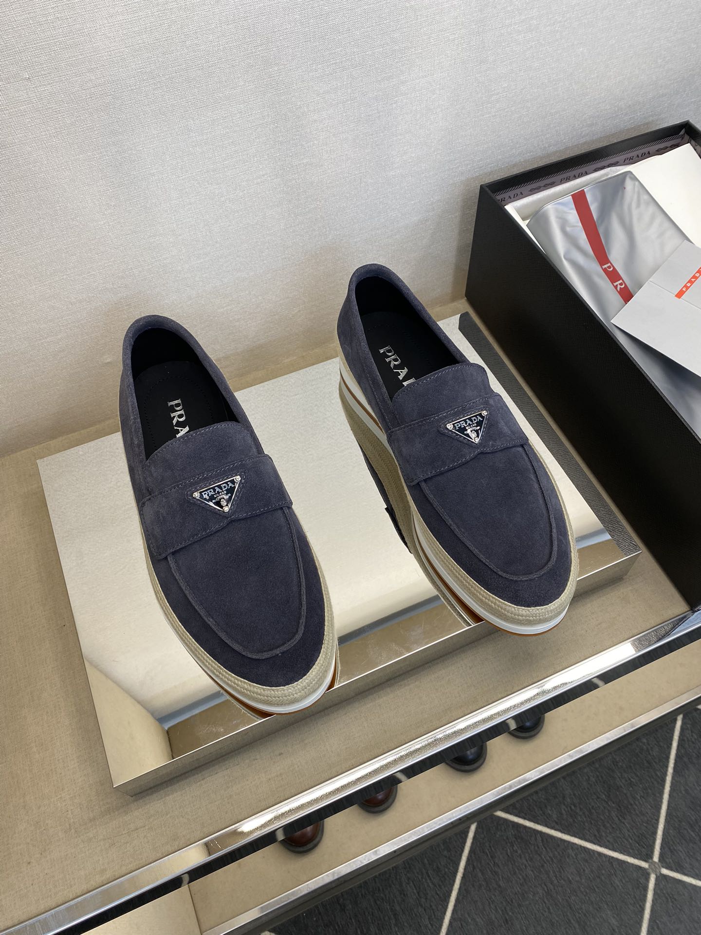 NO:271569,【PRA＊】 High quality, four seasons, men's casual model, regular size 39-44 (5-10) Classic never goes out of date!  Exclusive high-quality!  Classic skateboarding style in four seasons!  High mercerized beef velvet on the surface, full calfskin attached to the inner, EVA resilience foot pad!  Original T P U outsole!  goods!  Look at the details carefully, the texture is super strong!  But 11 can withstand all kinds of tests!  4E 2365,38,45 Customized No Returns and Exchanges, Prada, Cowhide19860909【PRA＊】 高品质,四季款 男士休闲款 正码39一44(5－10） 经典永不过时！独家高品！四季经典滑板款！面高丝光牛绒,内里附垫全小牛皮,EVA回力垫脚！原版T P U大底！货！品质细看细节图,质感超强！可11经得起各种考验！4E 2365,38,45定做不退换,,prada,cowhide,Men's shoes