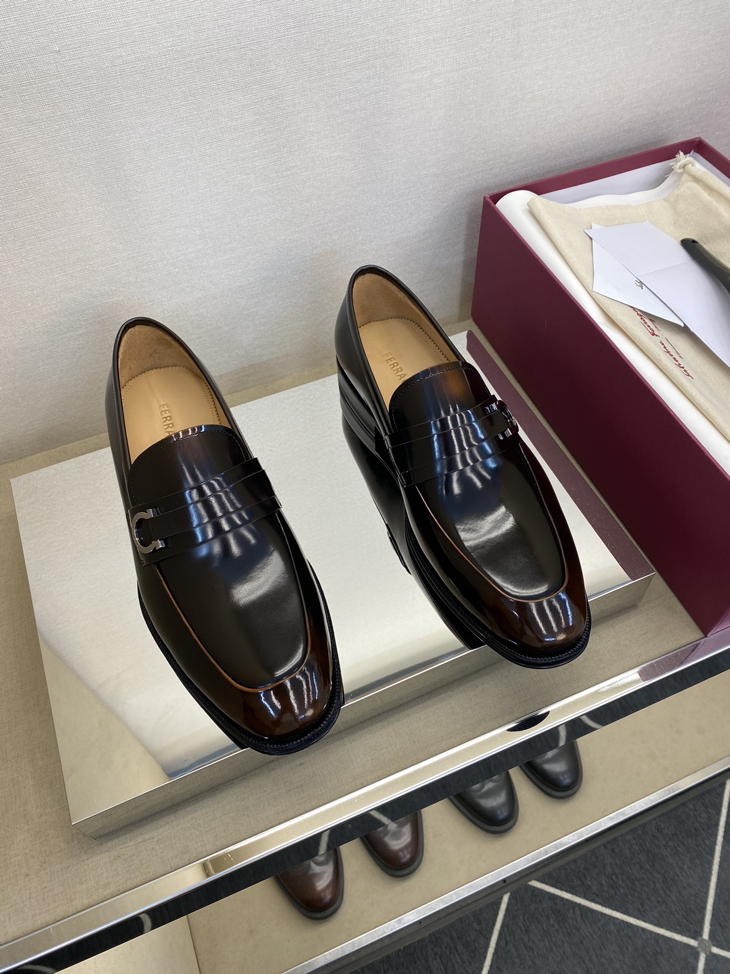 NO:780542,【SF】 Top handicrafts, fashionable formal leather soles, regular sizes 39 to 44, (5-10) fashionable small leather shoes!  Top-notch craftsmanship [strong] Fully imported raw leather calfskin from Italy (super strong texture and feel), imported calfskin lining, fully imported leather Pi leather outsole!  !  Super ceremonial!  Gentleman style!  38,45 custom-made, non-refundable,,cowhide19860909【SF】 顶尖工艺品 时尚正装皮底 正码39一44,(5 －10) 时尚小皮鞋！顶级手工艺[强]意大利全面进口原皮料小牛皮(超强质感、手感),内里进口小牛皮,全进口皮丕真皮注朔大底！！超级仪式感！绅士风！38,45订做不退换,,cowhide,Men's shoes