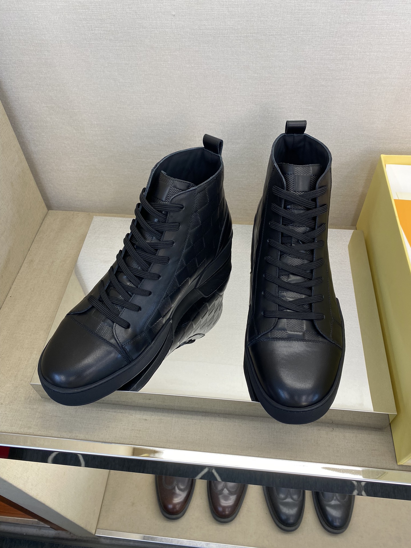 NO:574560,[L＊V] High-quality, top-notch craftsmen's fashionable classic short boots, regular sizes 39-44 (5-10), 38, 45 customized, on sale simultaneously!  goods!  Top craftsmanship [strong] Italian comprehensive original calfskin embossing (super texture and feel), full water-dyed calfskin inside, soft and comfortable!  Lightweight rubber anti-slip outsole!  !  Super comfortable!  ,,boots,cowhide19860909【 L＊V】 高品质,顶尖工艺品 男士时尚经典短靴 正码39－44(5一10）,38,45定做 同步发售！货！顶级手工艺[强]意大利全面原版胎小牛皮压花(超强质感、手感),内里全水染小牛皮,柔软舒适！轻量化橡胶防滑大底！！超强舒适感！,,boots,cowhide,Men's shoes