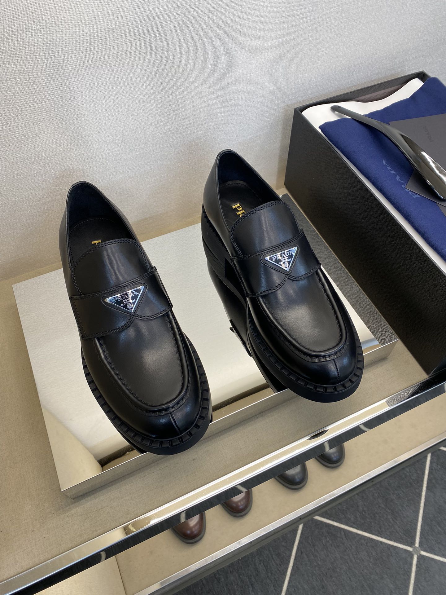 NO:357819,【PRA＊】 Four Seasons Men's Derby Shoes, regular size 39-44, (5-10) Lightweight and casual business model!  goods!  The shallow-mouth design is lightweight, top-level handicraft [strong], original fabric drink cowhide (super texture and feel), imported calfskin inside, and the cushion is spliced ​​with ancient special craft tree paste, comfortable and wear-resistant!  Unique T R anti-slip sole!  !  Super comfortable!  4 E 127, prada,cowhide19860909【PRA＊】 四季男士德比鞋 正码39一44,(5一10) 轻便休闲商务款！货！浅口设计穿着轻便,顶级手工艺[强],面料原版饮奶牛皮(超强质感、手感),内里进口小牛皮,附垫用古特异工艺树膏皮拼接,舒适耐磨！独品T R防滑大底！！超强舒适感！4 E 127,,prada,cowhide,Men's shoes