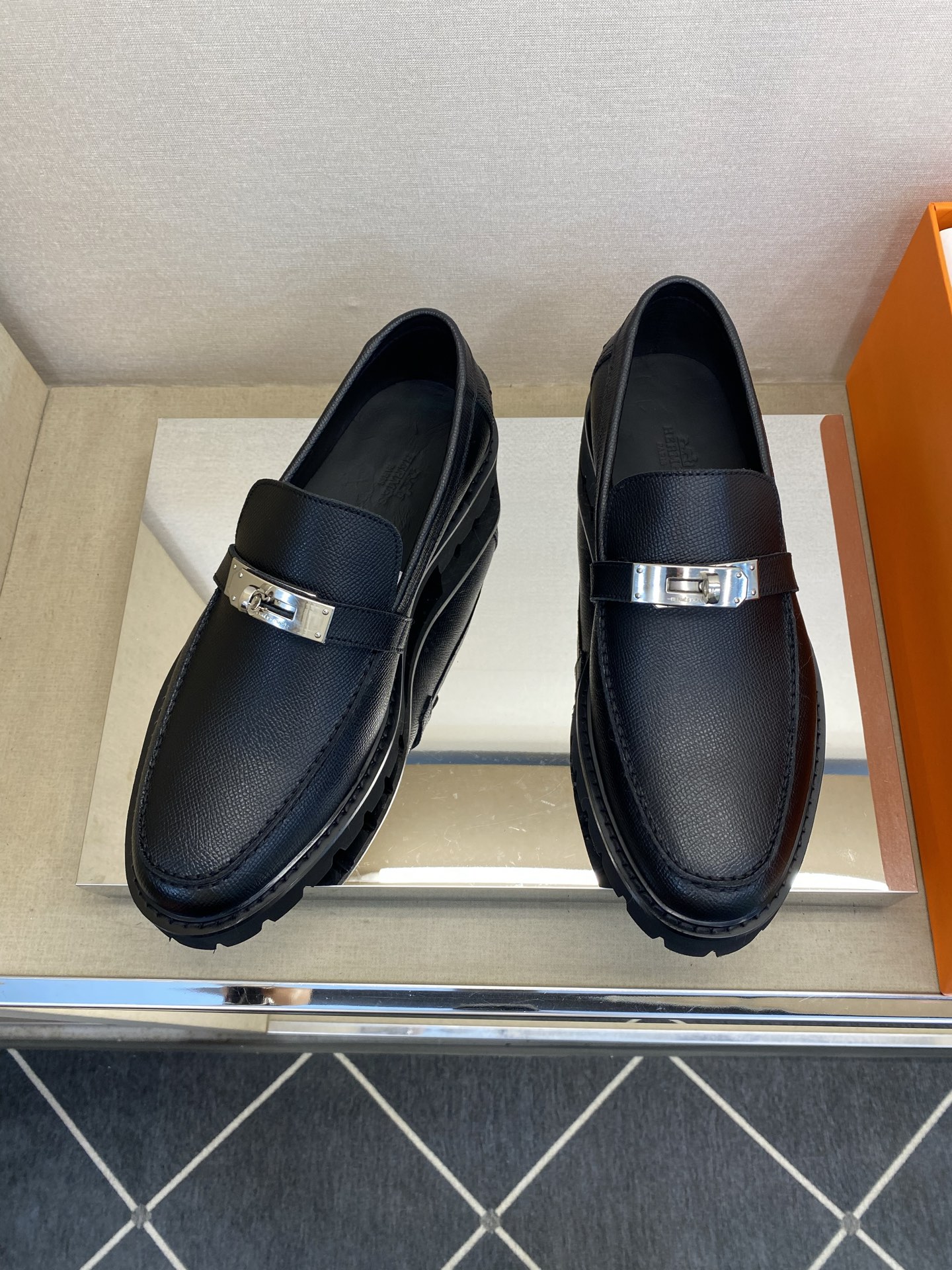 NO:604969,[HMS＊] High quality, top craftsmanship, men’s fashion classic loafers, regular size 39-44 (5-10), super light and comfortable!  goods!  Top craftsmanship [strong] Fully imported original leather from Italy (super texture and feel), imported silk calfskin inside!  Latex rebound pad, super resilient texture!  Jacques silk combination wear-resistant velvet anti-slip outsole!  !  Super comfortable!  38,45 custom-made, non-refundable, loafers, cowhide19860909【HMS＊】 高品质,顶尖工艺品 男士时尚经典乐福鞋 正码39－44（5-10） 超轻盈舒适！货！顶级手工艺[强]意大利全面进口原皮(超强质感、手感),内里进口绸面小牛皮！乳胶回力垫,回弹质感超强！雅克丝组合耐磨绒防滑大底！！超强舒适感！38,45定做不退换,,loafers,cowhide,Men's shoes