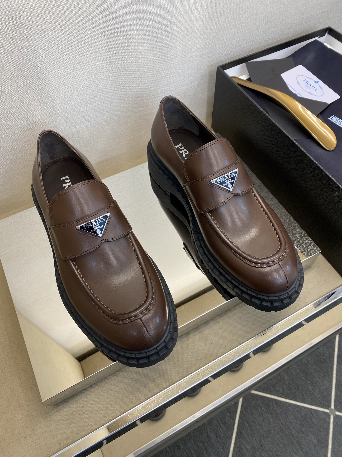 NO:357813,【PRA＊】Latest version Four Seasons Men's Derby Shoes, regular size 39-44, (5-10) Lightweight and casual business model!  goods!  The shallow mouth design is lightweight, top-level handicraft [strong], original fabric drink cowhide (super texture and feel), imported calf leather inside, and the cushion is made of ancient special craftsmanship, comfortable and wear-resistant!  Unique new high-rise rubber anti-slip bottom!  !  Super comfortable!  4 E 127, prada,cowhide19860909【PRA＊】最新版本 四季男士德比鞋 正码39一44,(5一10) 轻便休闲商务款！货！浅口设计穿着轻便,顶级手工艺[强],面料原版饮奶牛皮(超强质感、手感),内里进口小牛皮,附垫用古特异工艺,舒适耐磨！独品新款增高橡胶防滑大底！！超强舒适感！4 E 127,,prada,cowhide,Men's shoes