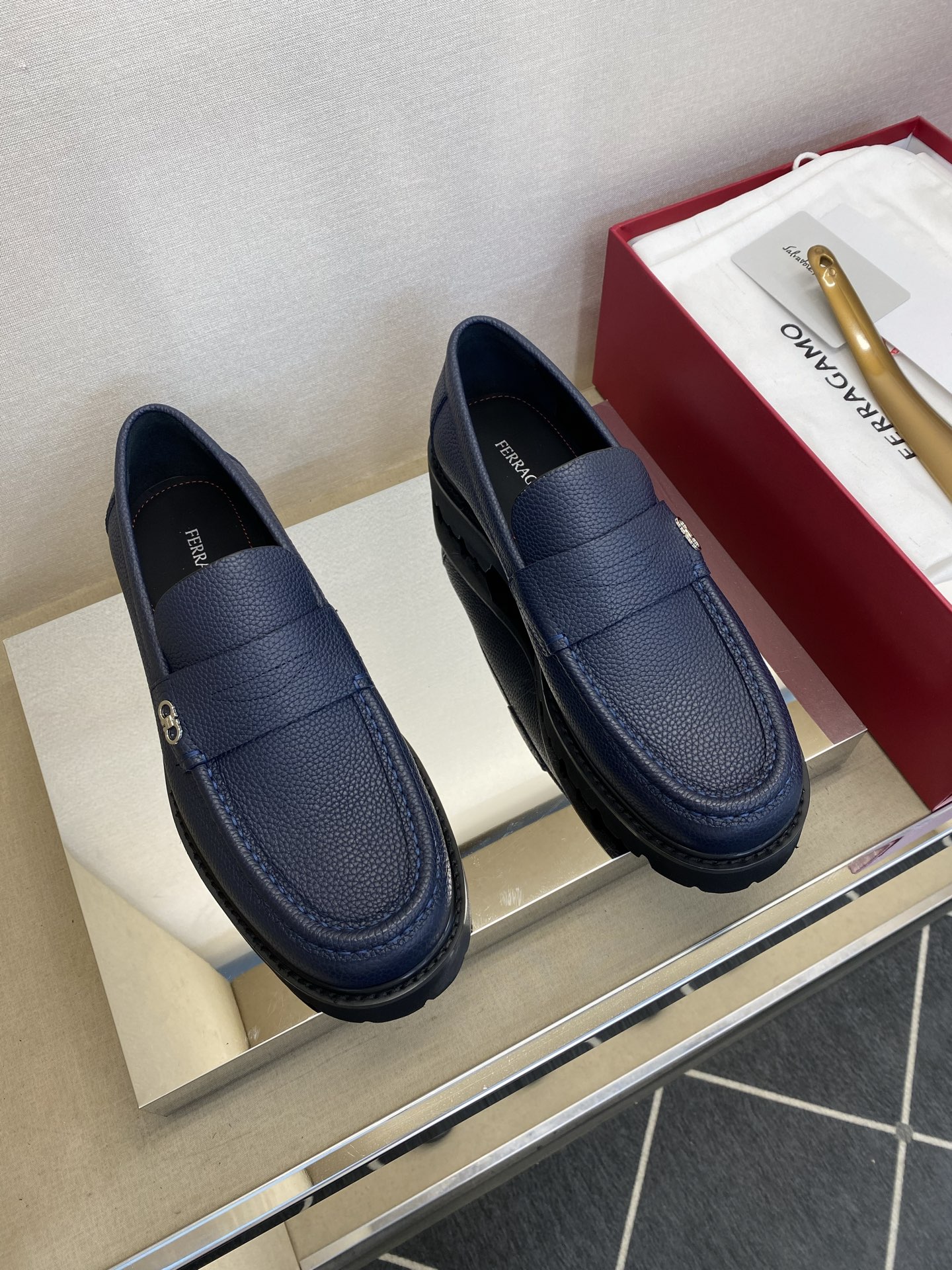 NO:274788,【SF】Top craftsmanship, loafers Size 39-44 (6.5-9) Business leather shoes!  Light and comfortable!  Pure and high quality can be compared 11!  Original calfskin fabric!  Calfskin inside!  Full set of handmade craftsmanship models!  The texture and comfort level are improved by one level!  Exclusive private mold rubberized bubble combination anti-slip bottom!  38,45 Custom made, Loafers, cowhide19860909【SF】 顶尖工艺,乐福鞋 码39－44(6. 5 一9) 商务皮鞋！轻盈舒适！纯正高品质可11比较！面料原版小牛皮！内里小牛皮！全套包手工工艺款！质感、舒适度又提升一级别！独家私模橡胶化泡组合防滑底！38,45定做,,loafers,cowhide,Men's shoes