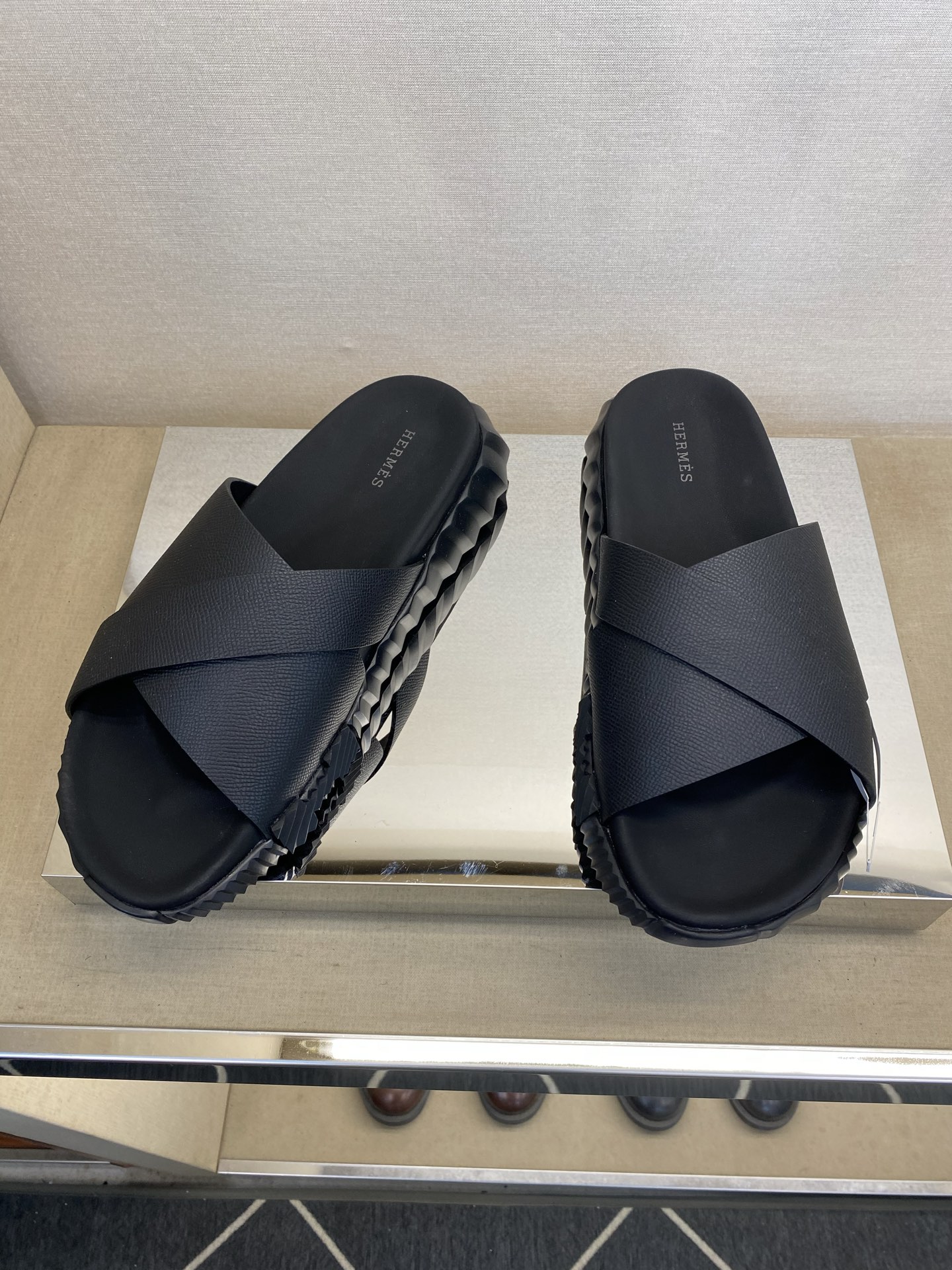 NO:275964,【HEM＊】 High-quality, top crafts men's genuine leather slippers, regular size 38-44 (4-10) will be released simultaneously!  goods!  Top-level handicraft [Strong] Original calfskin (super texture and feel), full calfskin pad, super texture!  Thickened latex medium pads, rubberized bubbles with anti-slip large sole!  !  Super comfortable!  45,46 customized, slippers, cowhide19860909【HEM＊】 高品质,顶尖工艺品 男士真皮拖鞋 正码38－44(4一10） 同步发售！货！顶级手工艺[强]原版小牛皮(超强质感、手感),全小牛皮包垫,质感超强！加厚乳胶中垫、橡胶化泡防滑大底！！超强舒适感！45,46订做,,slippers,cowhide,Men's shoes