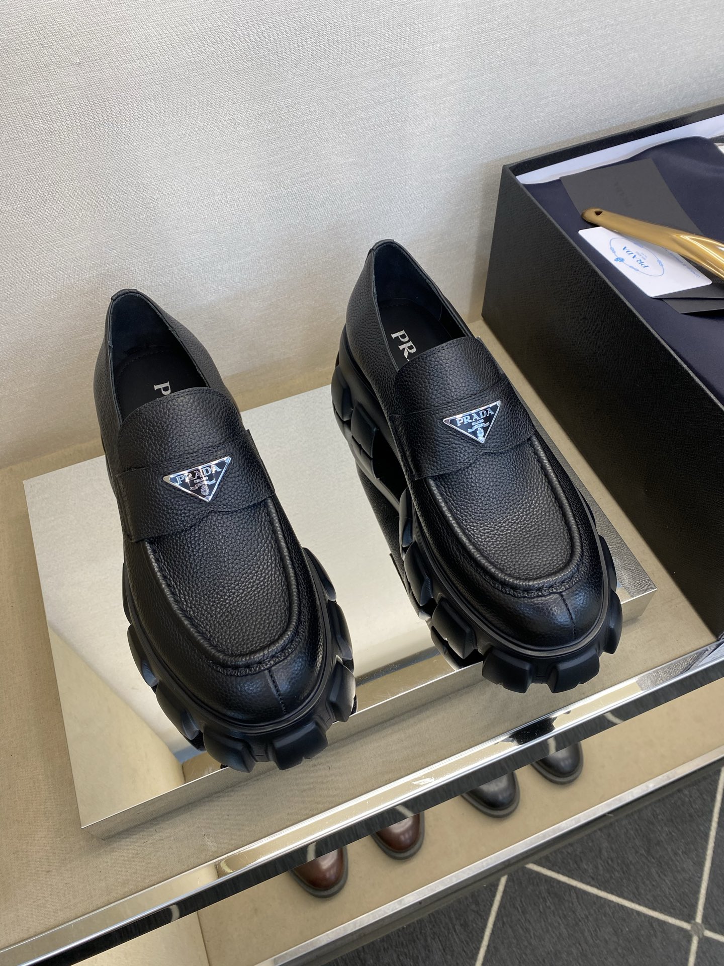 NO:357751,【PRA＊】Latest version Four Seasons Men's Derby Shoes, regular size 39-44, (5-10) Lightweight and casual business model!  goods!  The shallow mouth design is lightweight, top-level handicraft [strong], original fabric drink cowhide (super texture and feel), imported calf leather inside, and the cushion is made of ancient special craftsmanship, comfortable and wear-resistant!  The unique new model has a lightweight and anti-slip bottom!  !  Super comfortable!  4 E 127, prada,cowhide19860909【PRA＊】最新版本 四季男士德比鞋 正码39一44,(5一10) 轻便休闲商务款！货！浅口设计穿着轻便,顶级手工艺[强],面料原版饮奶牛皮(超强质感、手感),内里进口小牛皮,附垫用古特异工艺,舒适耐磨！独品新款增高X·l轻盈防滑大底！！超强舒适感！4 E 127,,prada,cowhide,Men's shoes