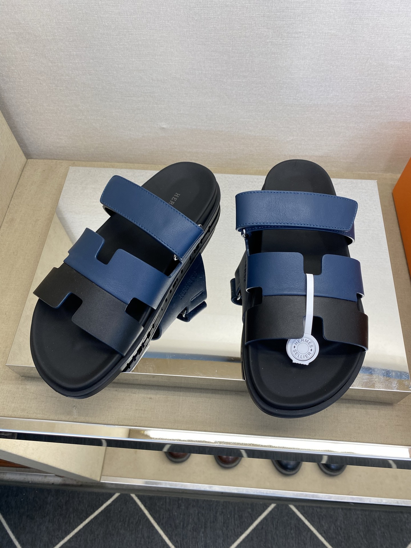 NO:280587,【HEM＊】 High-quality, top crafts men's genuine leather slippers, regular size 38-44 (4-10) will be released simultaneously!  goods!  Top-level handicraft [Strong] Original calfskin (super texture and feel), full calfskin pad, super texture!  Thickened latex medium pads, rubberized bubbles with anti-slip large sole!  !  Super comfortable!  45,46 customized, slippers, cowhide19860909【HEM＊】 高品质,顶尖工艺品 男士真皮拖鞋 正码38－44(4一10） 同步发售！货！顶级手工艺[强]原版小牛皮(超强质感、手感),全小牛皮包垫,质感超强！加厚乳胶中垫、橡胶化泡防滑大底！！超强舒适感！45,46订做,,slippers,cowhide,Men's shoes