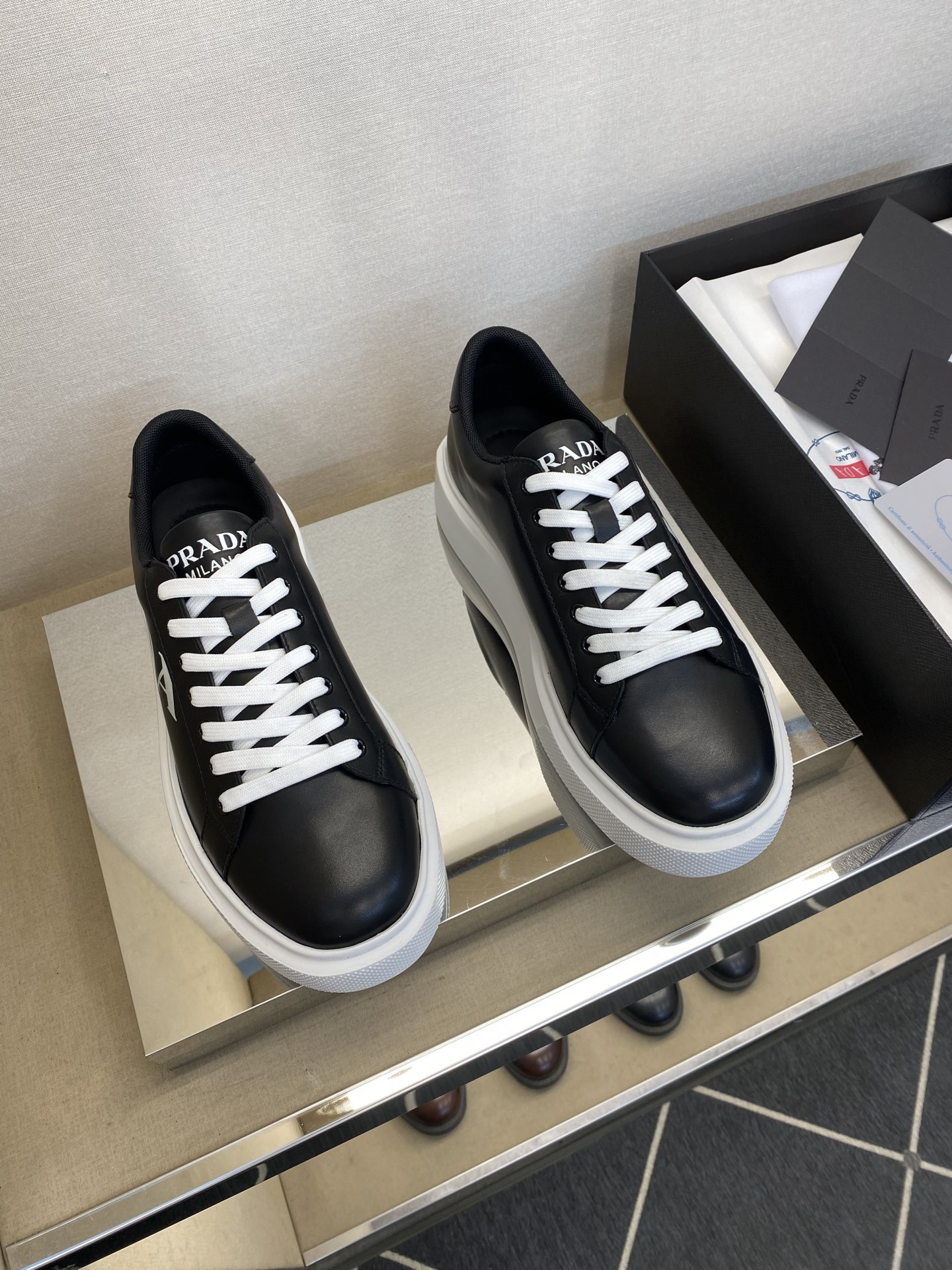 NO:704609,【PR＊】 High grade, top craftsmanship, men's casual style, regular sizes 39 to 44 (5-10), classic skateboarding shoes!  Unique brand 3D printing image design!  Fabric: Original calfskin!  Breathable mesh lining with calfskin padding!  Latex push-back foot pads!  Original foam rebound outsole!  goods!  Quality: Look closely at the detailed pictures, the texture is super strong!  But 11 can withstand various tests!  4E 723,,cowhide19860909【PR＊】 高品级,顶尖工艺 男士休闲款 正码39一44(5－10） 经典滑板鞋款！独特品牌3D打印形象设计！面料原小牛皮！内里透气网布配小牛皮附垫！乳胶回力垫脚！原化泡回弹大底！货！品质细看细节图,质感超强！可11经得起各种考验！4E 723,,cowhide,Men's shoes