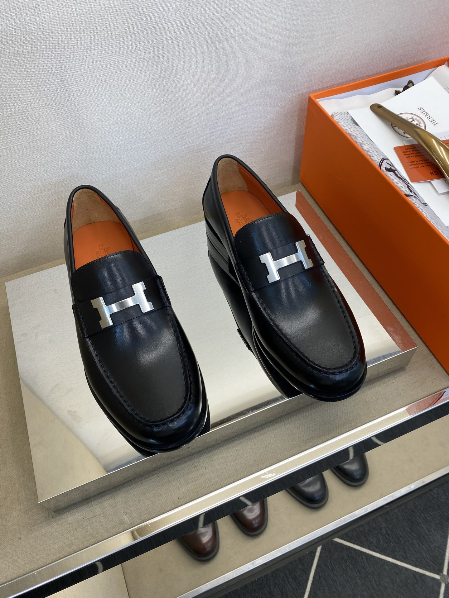 NO:283642,【HMS＊】 High-quality, top-notch crafts, fashionable and classic loafers for men, regular size 39-44 (6.5-9) Super light and comfortable!  goods!  Top-level handicrafts [Strong] Italy imported completely original leather (super texture and feel), imported silk calfskin inside!  Latex resilience pad, super rebound texture!  Jacques combination wear-resistant raw glue and anti-slip large sole!  !  Super comfortable!  38,45 Custom made non-return, Loafers, cowhide19860909【HMS＊】 高品质,顶尖工艺品 男士时尚经典乐福鞋 正码39－44(6.5一9） 超轻盈舒适！货！顶级手工艺[强]意大利全面进口原皮(超强质感、手感),内里进口绸面小牛皮！乳胶回力垫,回弹质感超强！雅克丝组合耐磨生胶防滑大底！！超强舒适感！38,45定做不退换,,loafers,cowhide,Men's shoes
