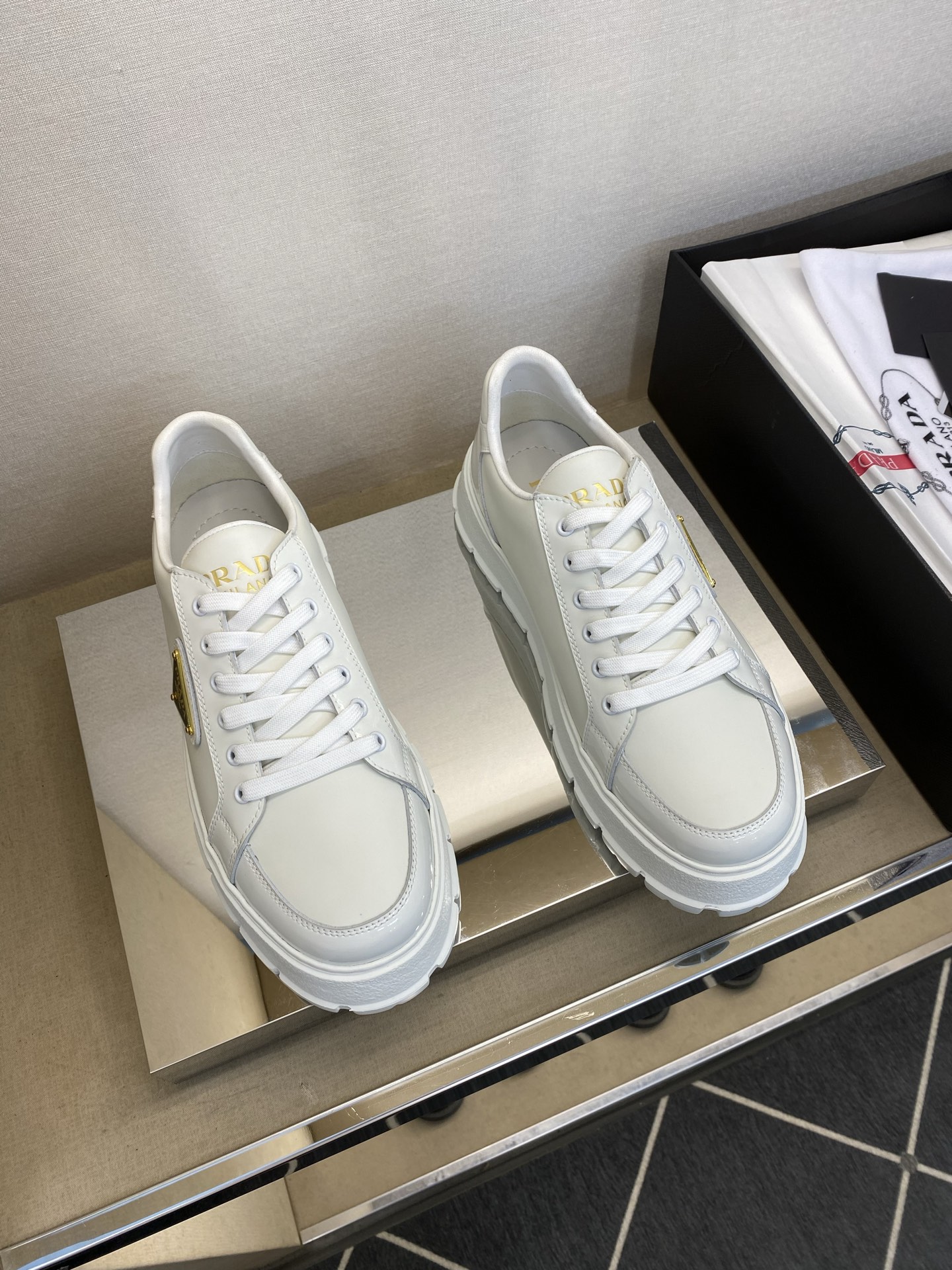 NO:284345,【PR＊】 High-grade, top-notch craftsman casual style, regular size 39-44 (5-10) Classic skateboard shoes!  Unique brand triangle logo image design!  Original calfskin with painted cowhide!  Inner sheepskin with mesh cloth!  Latex resilience foot pad!  Primary bubble rebounds the bottom!  goods!  Look at the details carefully, the texture is super strong!  But 11 can withstand all kinds of tests!  4E 901, cowhide, sheepskin19860909【PR＊】 高品级,顶尖工艺 男士休闲款 正码39一44(5－10） 经典滑板鞋款！独特品牌三角徽标形象设计！面料原小牛皮配漆面牛皮！内里羊皮配网布！乳胶回力垫脚！原化泡回弹大底！货！品质细看细节图,质感超强！可11经得起各种考验！4E 901,,cowhide,sheepskin,Men's shoes