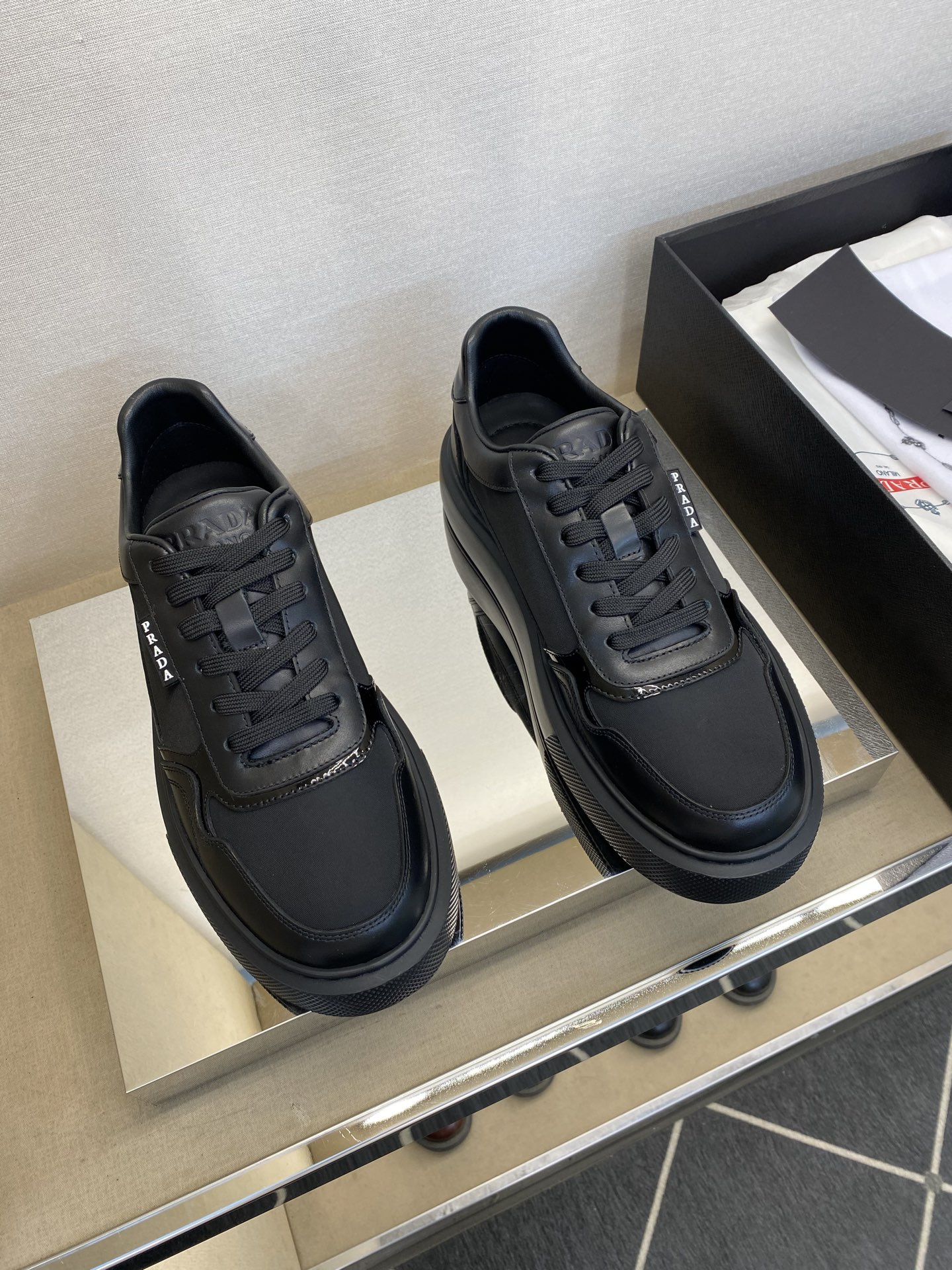 NO:284349,【PR＊D A】 High-grade, top-notch craftsman casual style, regular size 39-44 (5-10) Classic skateboard shoes!  Unique brand glue label image design!  Original calfskin with nylon fabric!  Inner sheepskin with mesh cloth!  Latex resilience foot pad!  Primary bubble rebounds the bottom!  goods!  Look at the details carefully, the texture is super strong!  But 11 can withstand all kinds of tests!  4E 3401, cowhide, sheepskin19860909【PR＊D A】 高品级,顶尖工艺 男士休闲款 正码39一44(5－10） 经典滑板鞋款！独特品牌胶标形象设计！面料原小牛皮配尼龙布！内里羊皮配网布！乳胶回力垫脚！原化泡回弹大底！货！品质细看细节图,质感超强！可11经得起各种考验！4E 3401,,cowhide,sheepskin,Men's shoes