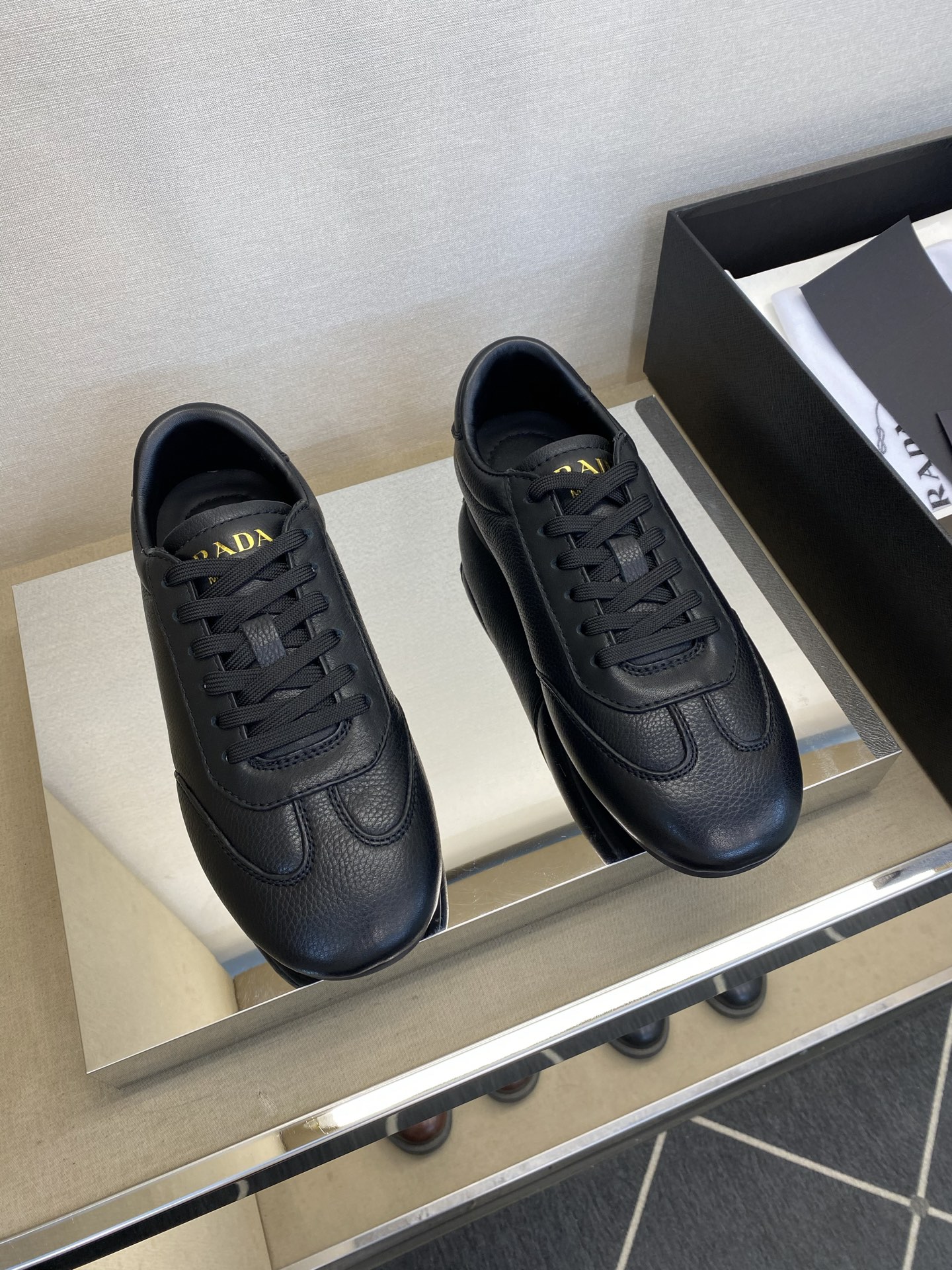 NO:284353,【PR＊D A】 High-grade, top-notch craftsman casual style, regular size 39-44 (5-10) Classic lightweight shoes!  Unique brand logo image design!  Original fabric imitation deerskin pattern calfskin!  Sheepskin inside!  Super soft and comfortable!  Latex resilience foot pad!  Rubber non-slip large sole!  goods!  Look at the details carefully, the texture is super strong!  But 11 can withstand all kinds of tests!  4E 430, cowhide, sheepskin19860909【PR＊D A】 高品级,顶尖工艺 男士休闲款 正码39一44(5－10） 经典轻便鞋款！独特品牌Logo形象设计！面料原版仿鹿皮纹小牛皮！内里羊皮！超柔软舒适！乳胶回力垫脚！橡胶防滑大底！货！品质细看细节图,质感超强！可11经得起各种考验！4E 430,,cowhide,sheepskin,Men's shoes