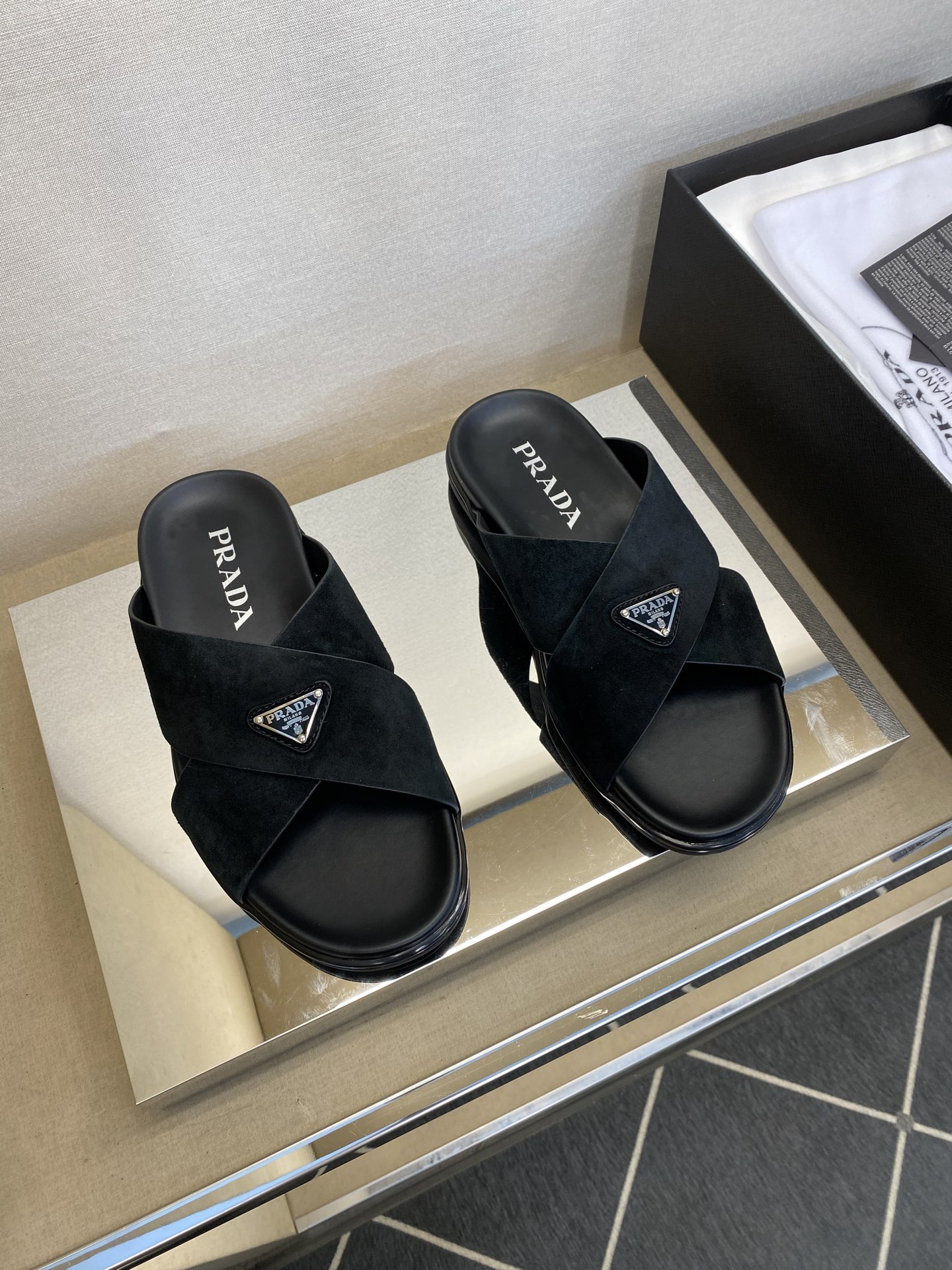 NO:347092,【P R A ＊A】 Fashionable classic men's slippers, regular size 39-44, 45, 46 customized, and released simultaneously!  goods!  Exclusive for fashionable and casual summer!  Convenient sandwich!  Original leather suede calf with brand triangle mark (super texture and feel), imported calf leather inside, super soft private mold latex mid-pad, anti-slip wear-resistant rubber sole!  !  Super ritual sense!  gentlemanly, slippers,cowhide19860909【P R A ＊A】 时尚经典男拖鞋 正码39一44,45,46定做 同步发售！货！时尚休闲夏季专属！便捷凉拖！原皮料绒面小牛配品牌三角标(超强质感、手感),内里进口小牛皮,超柔软私模乳胶中垫,防滑耐磨橡胶大底！！超级仪式感！绅士风,,slippers,cowhide,Men's shoes