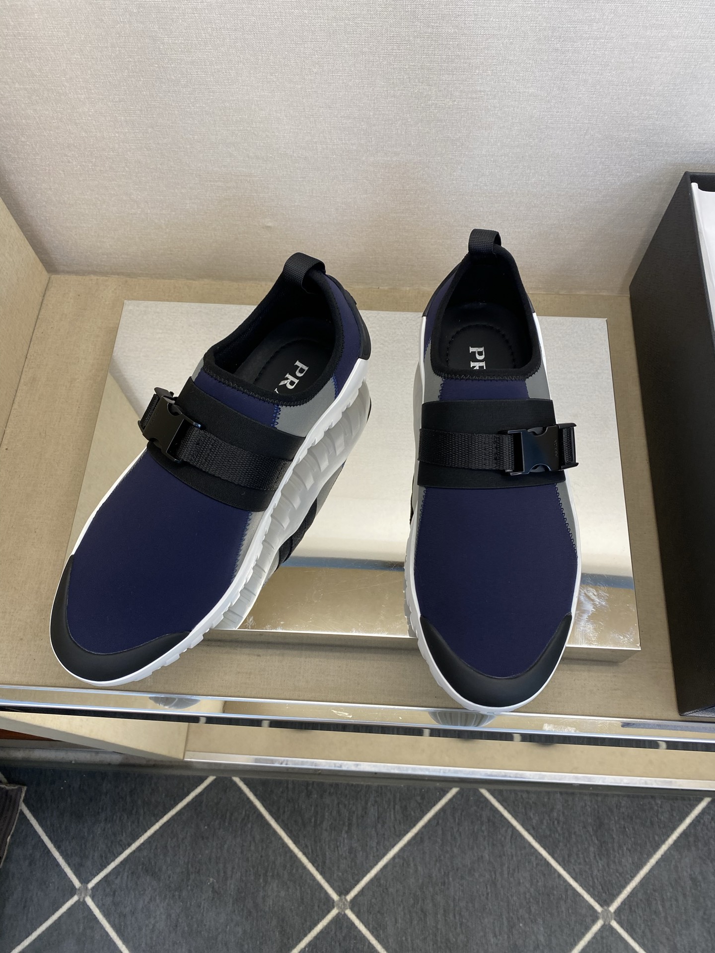 NO:347112,【PR＊D A】High-grade, top-notch craftsmanship travel shoes, regular size 39-44 (5-10) The latest and easy-to-use travel shoes!  Unique brand clamp hardware image design!  Special fabric nylon stretch cloth!  Cotton mesh in the inner lily!  Calfskin with latex backing foot pad!  Unique bag and rubber non-slip bottom!  goods!  Look at the details carefully, the texture is super strong!  But 11 can withstand all kinds of tests!  ,,cowhide19860909【PR＊D A】 高品级,顶尖工艺 旅游鞋 正码39一44(5－10） 最新轻松驾驭的旅游鞋款！独特品牌卡扣五金形象设计！面料特殊尼龙弹力布！内里加棉网布！小牛皮附垫乳胶回力垫脚！独特包跟橡胶防滑大底！货！品质细看细节图,质感超强！可11经得起各种考验！,,cowhide,Men's shoes