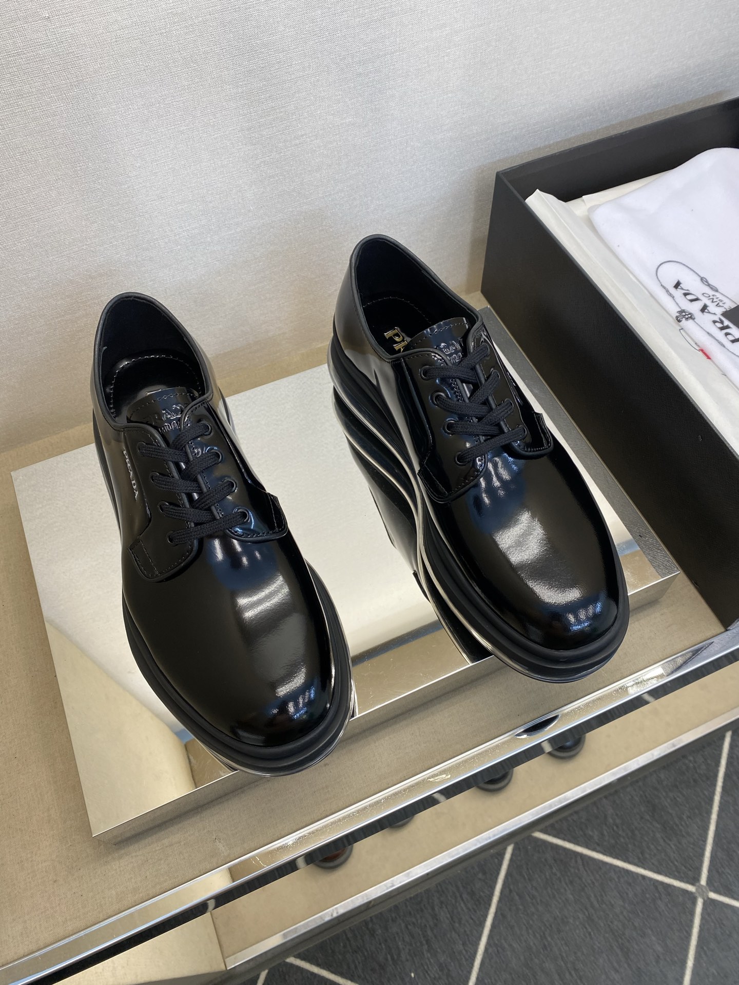 NO:347131,【PR＊】 High-grade, top-notch craftsmanship air cushion casual business model. The regular code is 39-44 (5-10) Classic air cushion casual business model!  Innovative design concept, integrating sports and leisure and business!  Fabric original calfskin painted cowhide!  All calfskin inside!  Latex resilience foot pad!  Air cushion combination T P U anti-slip large sole!  goods!  Look at the details carefully, the texture is super strong!  But 11 can withstand all kinds of tests!  ,,cowhide19860909【PR＊】 高品级,顶尖工艺 气垫休闲商务款 正码39一44(5－10） 经典气垫休闲商务款！创新的设计理念,运动休闲与商务集一体！面料原小牛皮漆面牛皮！内里全小牛皮！乳胶回力垫脚！气垫组合T P U防滑大底！货！品质细看细节图,质感超强！可11经得起各种考验！,,cowhide,Men's shoes