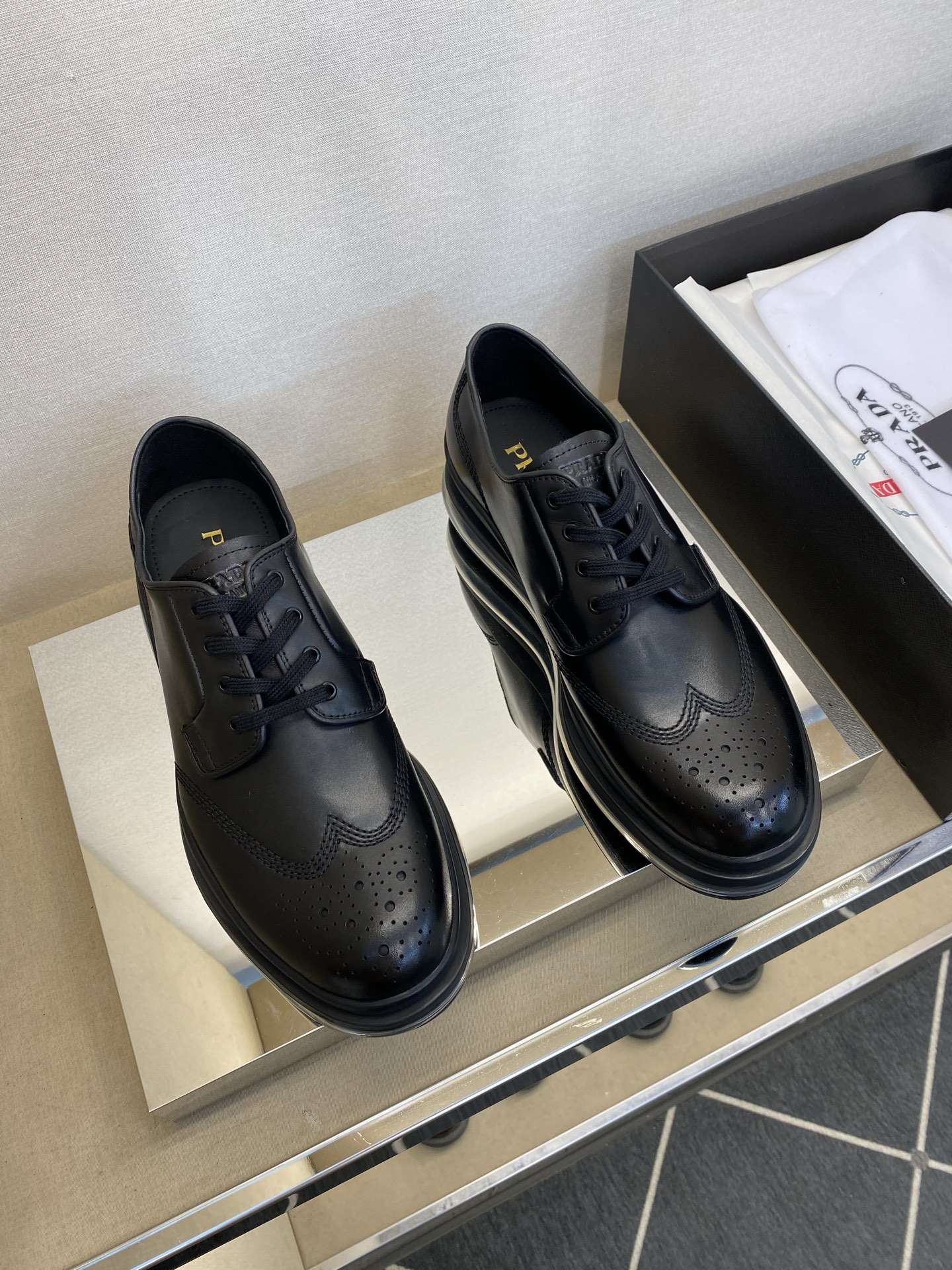 NO:347145,【PR＊D A】 High-grade, top-notch craftsmanship air cushion casual business model. The regular code is 39-44 (5-10) Classic air cushion casual business model!  Innovative design concept, integrating sports and leisure and business!  Fabric original calfskin painted cowhide!  All calfskin inside!  Latex resilience foot pad!  Air cushion combination T P U anti-slip large sole!  goods!  Look at the details carefully, the texture is super strong!  But 11 can withstand all kinds of tests!  ,,cowhide19860909【PR＊D A】 高品级,顶尖工艺 气垫休闲商务款 正码39一44(5－10） 经典气垫休闲商务款！创新的设计理念,运动休闲与商务集一体！面料原小牛皮漆面牛皮！内里全小牛皮！乳胶回力垫脚！气垫组合T P U防滑大底！货！品质细看细节图,质感超强！可11经得起各种考验！,,cowhide,Men's shoes