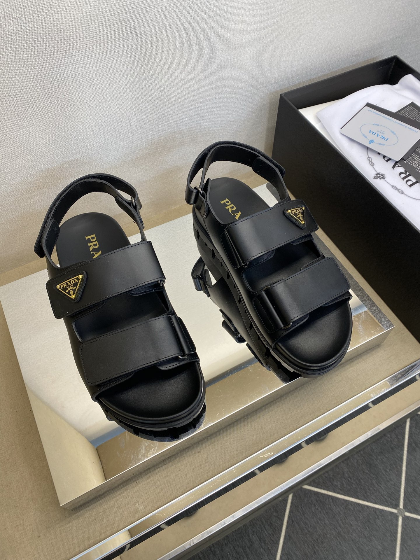 NO:344660,【P R A ＊A】 Fashionable classic men's sandals, custom-made, 39-44, 45, 46, and released simultaneously!  goods!  Exclusive for fashionable and casual summer!  Convenient sandwich!  Original leather calf with brand triangle logo (super texture and feel), imported calf leather inside, super soft private mold latex mid-pad, anti-slip wear-resistant rubber sole!  !  Super ritual sense!  gentlemanly, sandals, cowhide19860909【P R A ＊A】 时尚经典男凉鞋 正码39一44,45,46定做 同步发售！货！时尚休闲夏季专属！便捷凉拖！原版皮小牛配品牌三角标(超强质感、手感),内里进口小牛皮,超柔软私模乳胶中垫,防滑耐磨橡胶大底！！超级仪式感！绅士风,,sandals,cowhide,Men's shoes