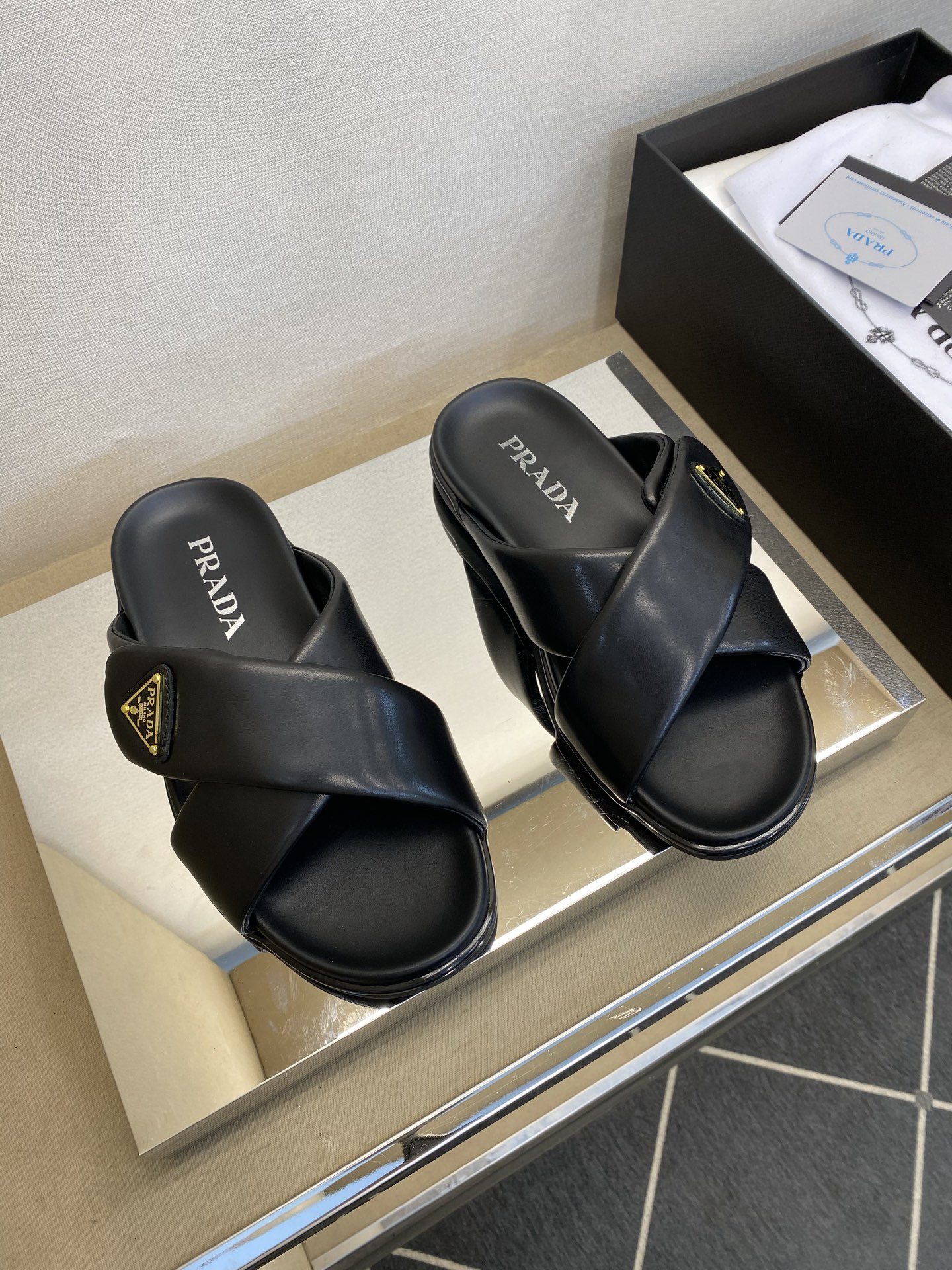 NO:344680,【P R A ＊A】 Fashionable classic men's slippers, regular size 39-44, 45, 46 customized, and released simultaneously!  goods!  Exclusive for fashionable and casual summer!  Convenient sandwich!  Original leather calf with brand triangle logo (super texture and feel), imported calf leather inside, super soft private mold latex mid-pad, anti-slip wear-resistant rubber sole!  !  Super ritual sense!  gentlemanly, slippers,cowhide19860909【P R A ＊A】 时尚经典男拖鞋 正码39一44,45,46定做 同步发售！货！时尚休闲夏季专属！便捷凉拖！原版皮小牛配品牌三角标(超强质感、手感),内里进口小牛皮,超柔软私模乳胶中垫,防滑耐磨橡胶大底！！超级仪式感！绅士风,,slippers,cowhide,Men's shoes