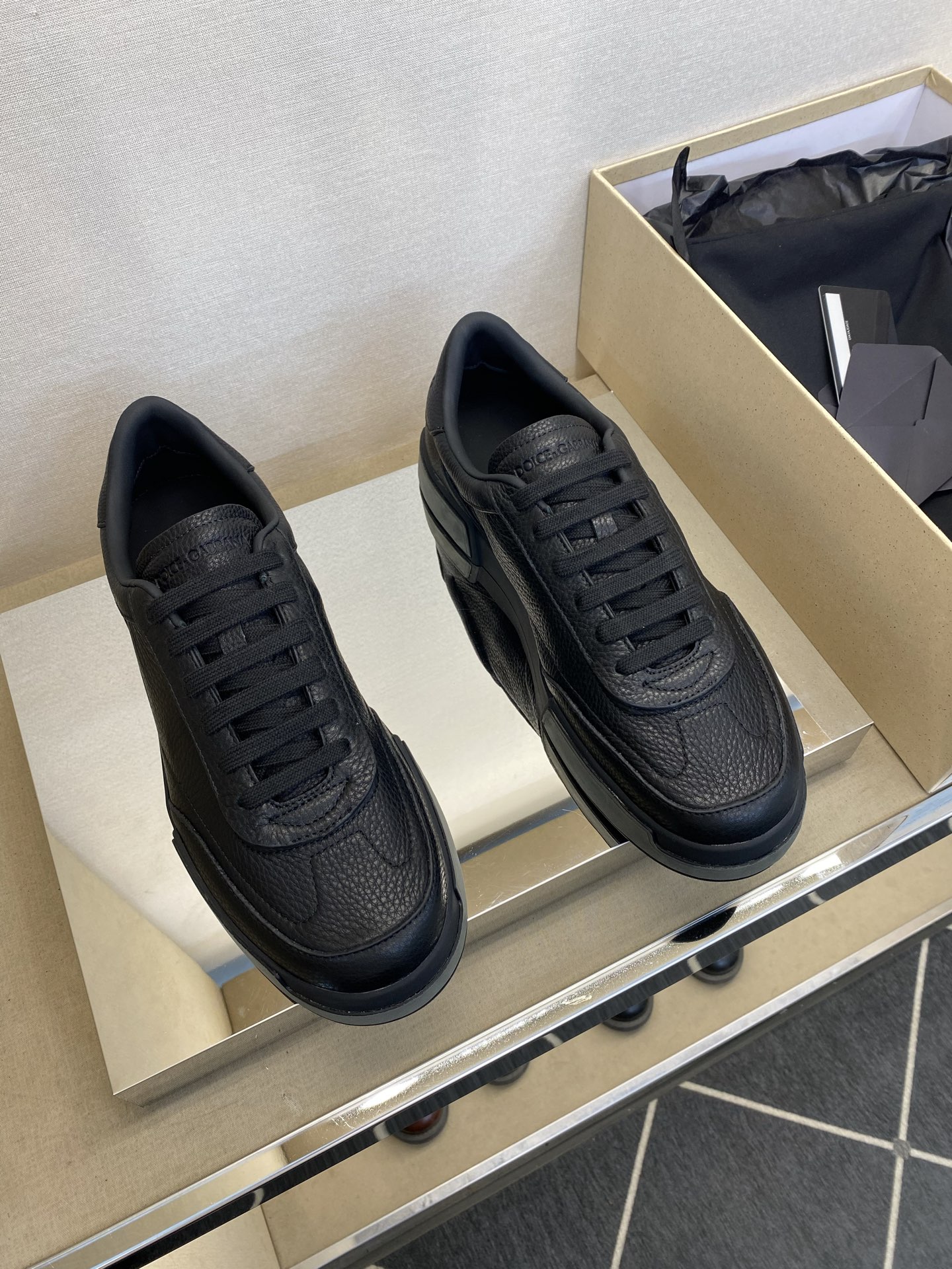 NO:357773,【D & G】 High-grade, top craftsman casual style, regular size 39-44 (5-10) D & G is fashionable, casual and versatile, unique design style!  Full original single layer calfskin, inner calfskin latex back-up foot pad!  Exclusive for summer, soft and comfortable!  Original TPU bottom!  goods!  Look at the details carefully, the texture is super strong!  But 11 can withstand all kinds of tests!  ,,cowhide19860909【D ＆G】 高品级,顶尖工艺 男士休闲款 正码39一44(5 一10) D ＆G时尚休闲百搭款,独特设计风格！全原版单层小牛皮,内里小牛皮乳胶回力垫脚！夏季专属,柔软舒适！原TPU大底！货！品质细看细节图,质感超强！可11经得起各种考验！,,cowhide,Men's shoes