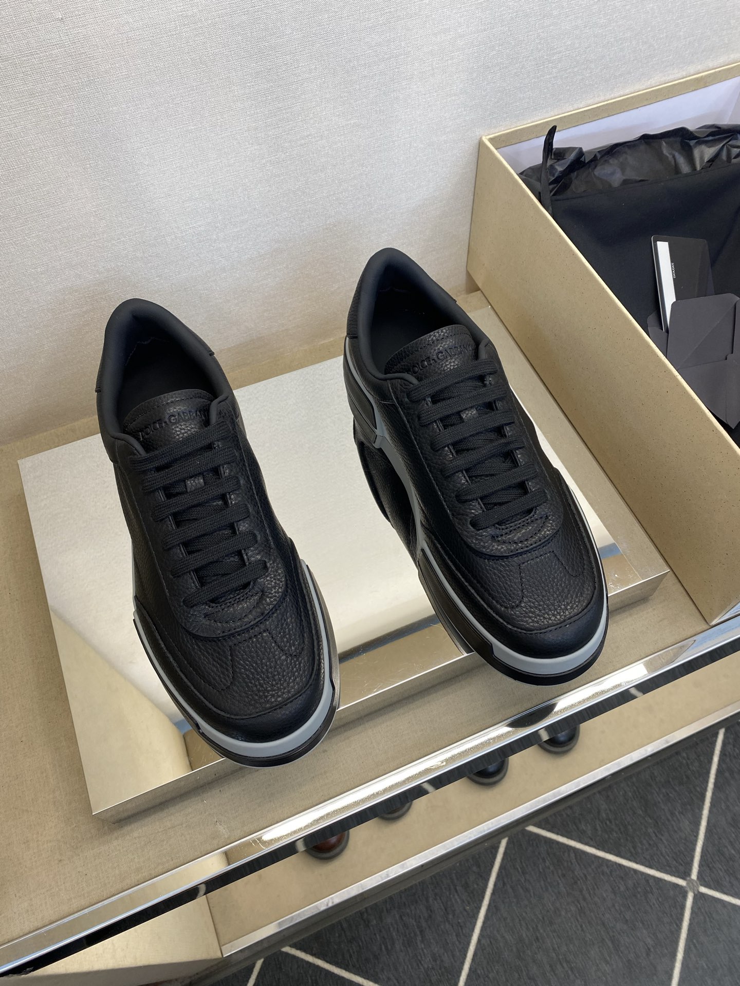 NO:357790,【D & G】 High-grade, top craftsman casual style, regular size 39-44 (5-10) D & G is fashionable, casual and versatile, unique design style!  Full original single layer calfskin, inner calfskin latex back-up foot pad!  Exclusive for summer, soft and comfortable!  Original TPU bottom!  goods!  Look at the details carefully, the texture is super strong!  But 11 can withstand all kinds of tests!  ,,cowhide19860909【D ＆G】 高品级,顶尖工艺 男士休闲款 正码39一44(5 一10) D ＆G时尚休闲百搭款,独特设计风格！全原版单层小牛皮,内里小牛皮乳胶回力垫脚！夏季专属,柔软舒适！原TPU大底！货！品质细看细节图,质感超强！可11经得起各种考验！,,cowhide,Men's shoes