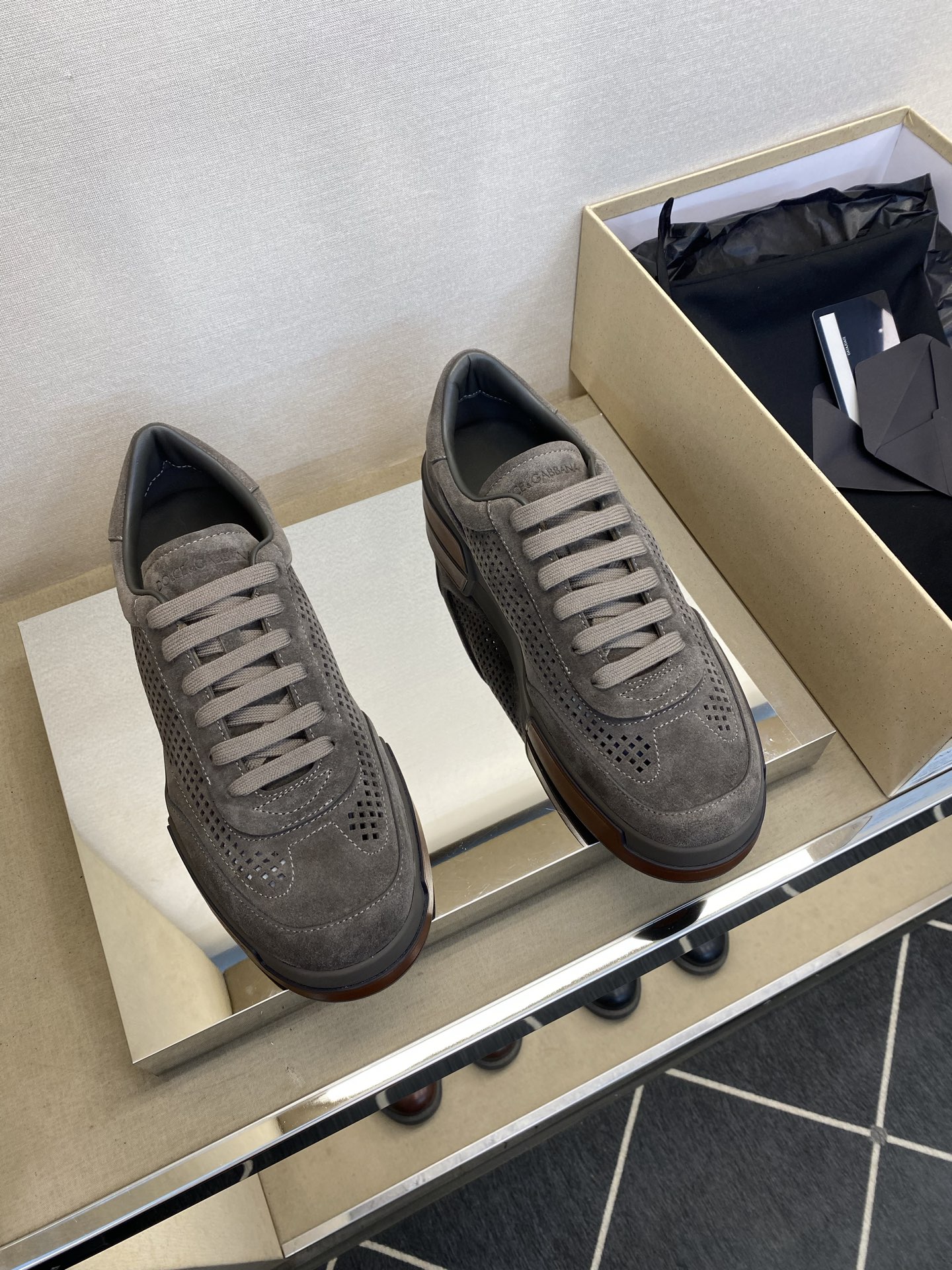 NO:357799,【D & G】 High-grade, top craftsman casual style, regular size 39-44 (5-10) D & G is fashionable, casual and versatile, unique design style!  Full original single-layer calfskin hollow design, calfskin latex back-up foot pads inside!  Exclusive for summer, soft and comfortable!  Original TPU bottom!  goods!  Look at the details carefully, the texture is super strong!  But 11 can withstand all kinds of tests!  ,,cowhide19860909【D ＆G】 高品级,顶尖工艺 男士休闲款 正码39一44(5 一10) D ＆G时尚休闲百搭款,独特设计风格！全原版单层小牛皮镂空设计,内里小牛皮乳胶回力垫脚！夏季专属,柔软舒适！原TPU大底！货！品质细看细节图,质感超强！可11经得起各种考验！,,cowhide,Men's shoes