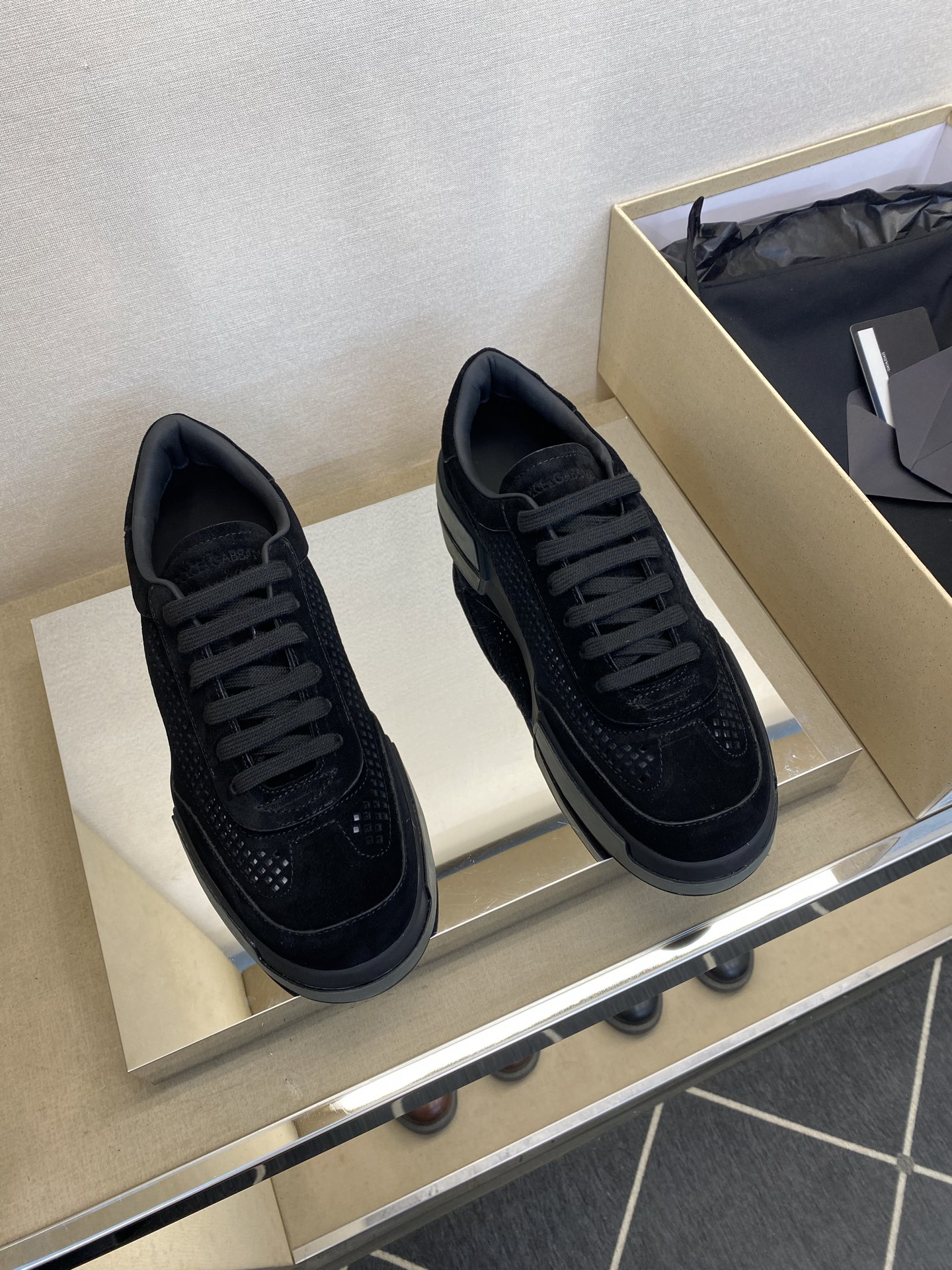 NO:357780,【D & G】 High-grade, top craftsman casual style, regular size 39-44 (5-10) D & G is fashionable, casual and versatile, unique design style!  Full original single-layer calfskin hollow design, calfskin latex back-up foot pads inside!  Exclusive for summer, soft and comfortable!  Original TPU bottom!  goods!  Look at the details carefully, the texture is super strong!  But 11 can withstand all kinds of tests!  ,,cowhide19860909【D ＆G】 高品级,顶尖工艺 男士休闲款 正码39一44(5 一10) D ＆G时尚休闲百搭款,独特设计风格！全原版单层小牛皮镂空设计,内里小牛皮乳胶回力垫脚！夏季专属,柔软舒适！原TPU大底！货！品质细看细节图,质感超强！可11经得起各种考验！,,cowhide,Men's shoes