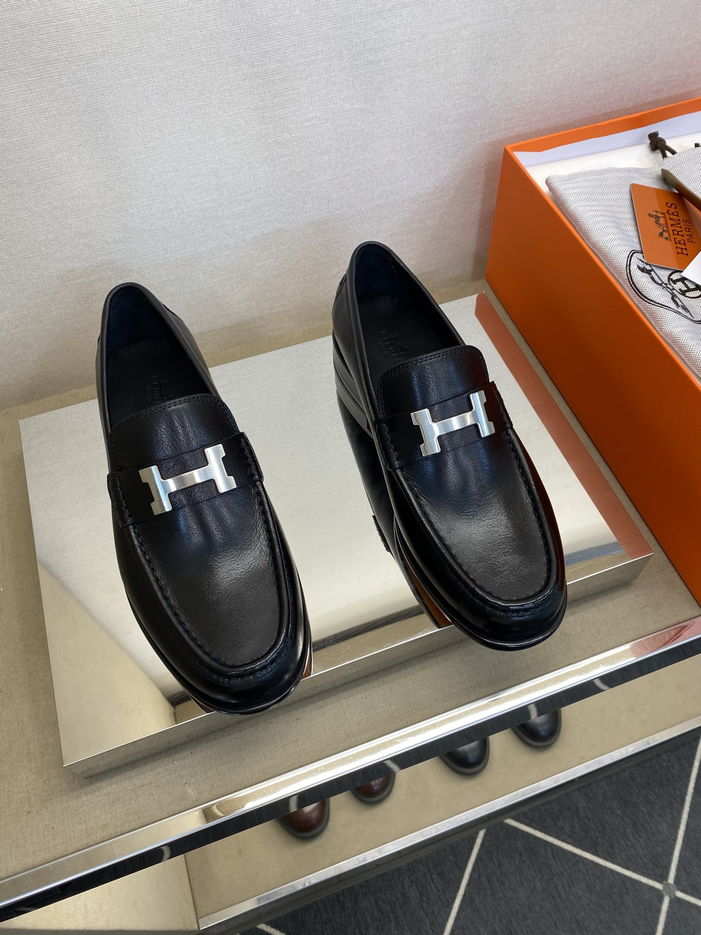 NO:348683,【HMS＊】Leather sole model, high-end customization craftsman genuine leather sole leather shoes, regular size 39-44 goods!  Top craftsmanship [Strong]!  Classic loafers!  The fabric is fully imported calfskin (super texture and feel), and the silk calfskin is imported inside!  Latex resilience pad, super rebound texture!  Genuine leather cowhide sole!  Gentlemanly style!  !  Super comfortable!  38,45,46, Custom made non-return,,loafers,cowhide19860909【HMS＊】皮底款 高端定制工艺 男士真皮底小皮鞋 正码39－44  货！顶级手工艺[强]！经典乐福鞋！面料全面进口小牛皮(超强质感、手感),内里进口绸面小牛皮！乳胶回力垫,回弹质感超强！真皮牛皮大底！绅士风！！超强舒适感！38,45,46,定做不退换,,loafers,cowhide,Men's shoes