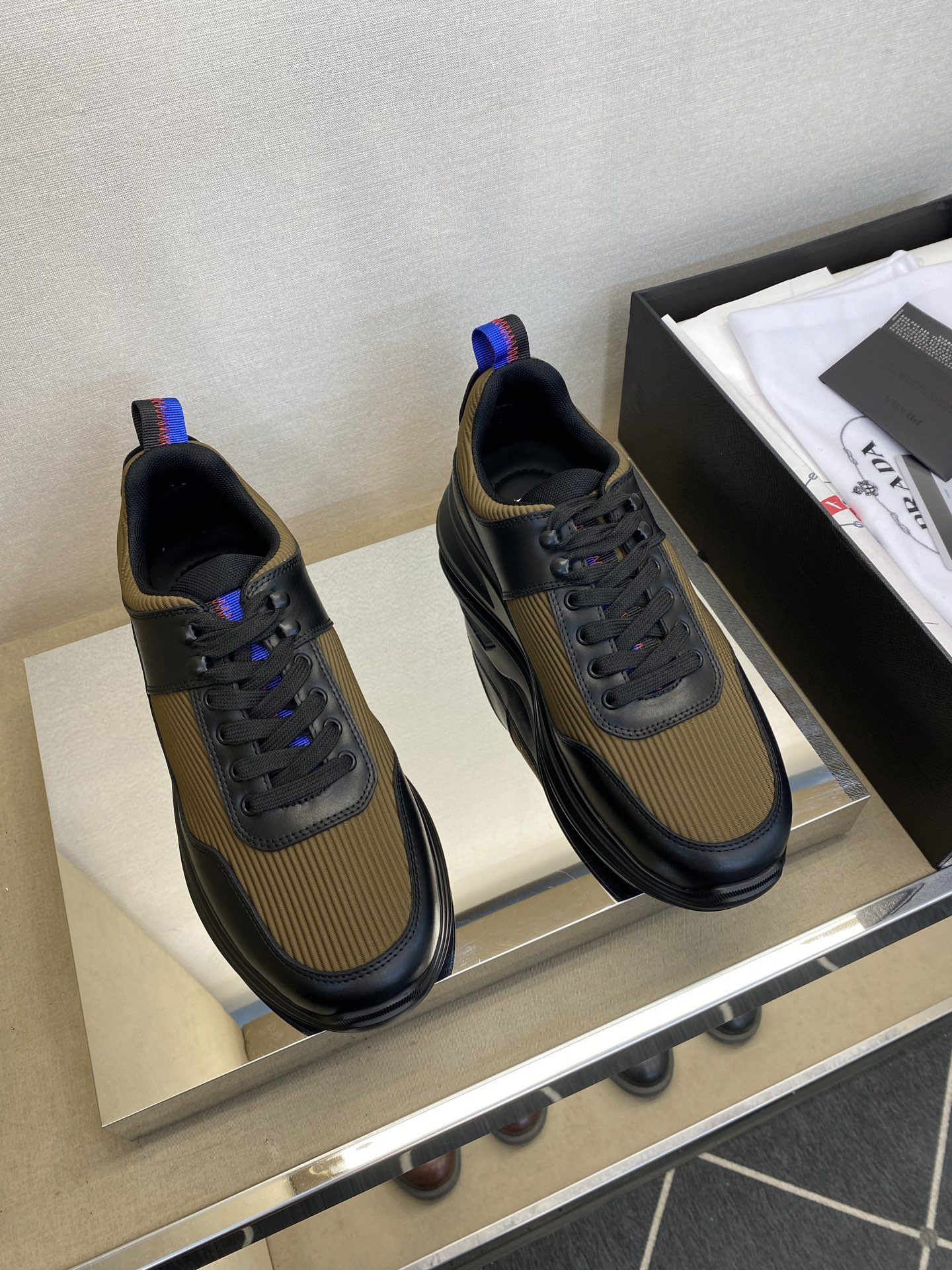 NO:357398,【PR＊】 High-grade, top-notch craftsman casual style, regular size 39-44 (5-10) Classic skateboard shoes!  Unique brand nylon ribbon image design!  Original calfskin with multi-layer nylon fabric!  Inner sports mesh cloth, calfskin cushion!  Latex resilience foot pad!  Primary bubble rebounds the bottom!  goods!  Look at the details carefully, the texture is super strong!  But 11 can withstand all kinds of tests!  38,45 Custom made non-return, cowhide19860909【PR＊】 高品级,顶尖工艺 男士休闲款 正码39一44(5－10） 经典滑板鞋款！独特品牌尼龙彩带形象设计！面料原小牛皮配多层尼龙布！内里运动网布,小牛皮附垫！乳胶回力垫脚！原化泡回弹大底！货！品质细看细节图,质感超强！可11经得起各种考验！38,45定做不退换,,cowhide,Men's shoes