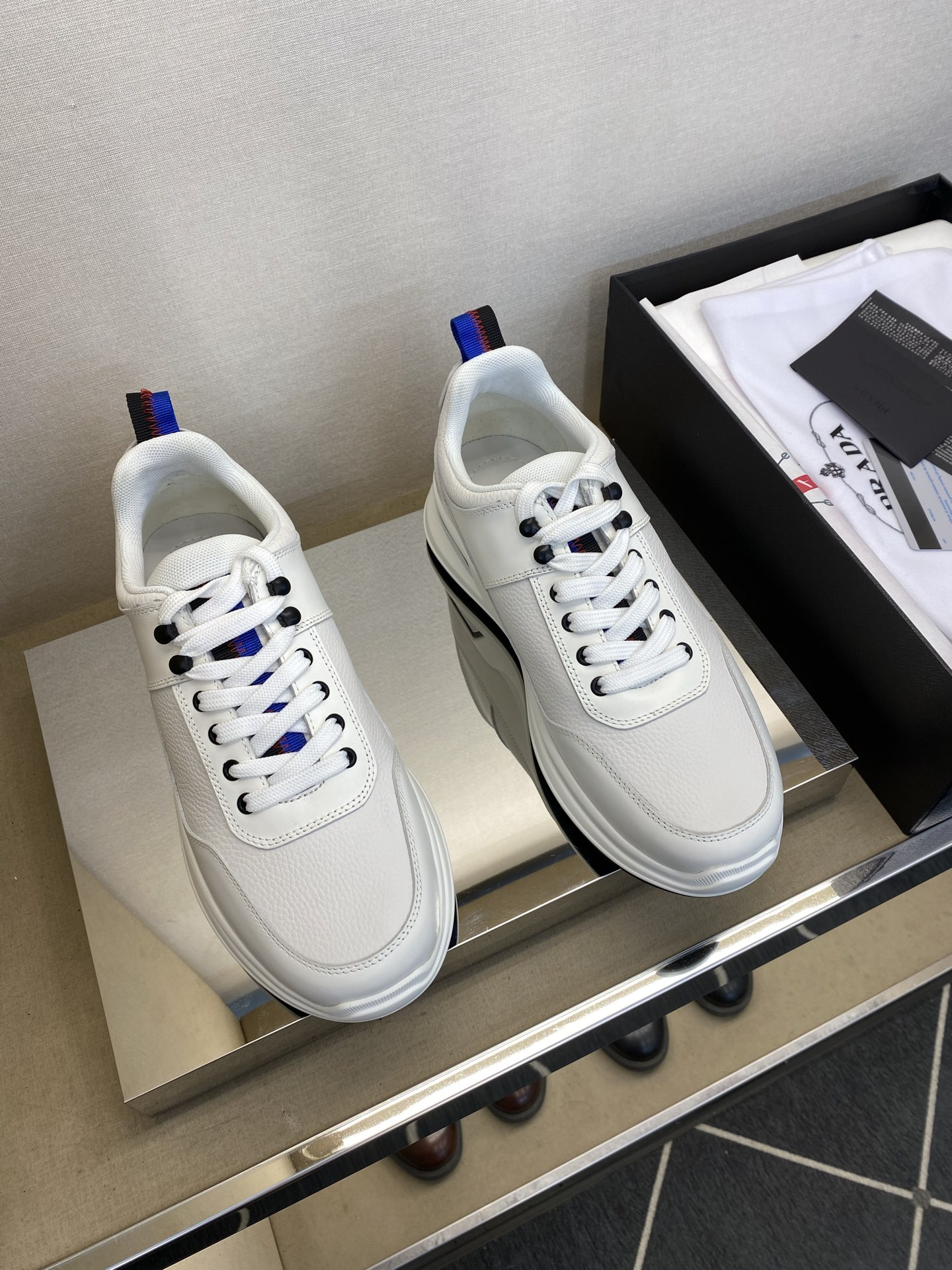 NO:357412,【PR＊】 High-grade, top-notch craftsman casual style, regular size 39-44 (5-10) Classic skateboard shoes!  Unique brand nylon ribbon image design!  The original calfskin with lychee pattern cowhide, inner sports mesh cloth, calfskin with cushion!  Latex resilience foot pad!  Primary bubble rebounds the bottom!  goods!  Look at the details carefully, the texture is super strong!  But 11 can withstand all kinds of tests!  38,45 Custom made non-return, cowhide19860909【PR＊】 高品级,顶尖工艺 男士休闲款 正码39一44(5－10） 经典滑板鞋款！独特品牌尼龙彩带形象设计！面料原小牛皮配荔纹牛皮,内里运动网布,小牛皮附垫！乳胶回力垫脚！原化泡回弹大底！货！品质细看细节图,质感超强！可11经得起各种考验！38,45定做不退换,,cowhide,Men's shoes