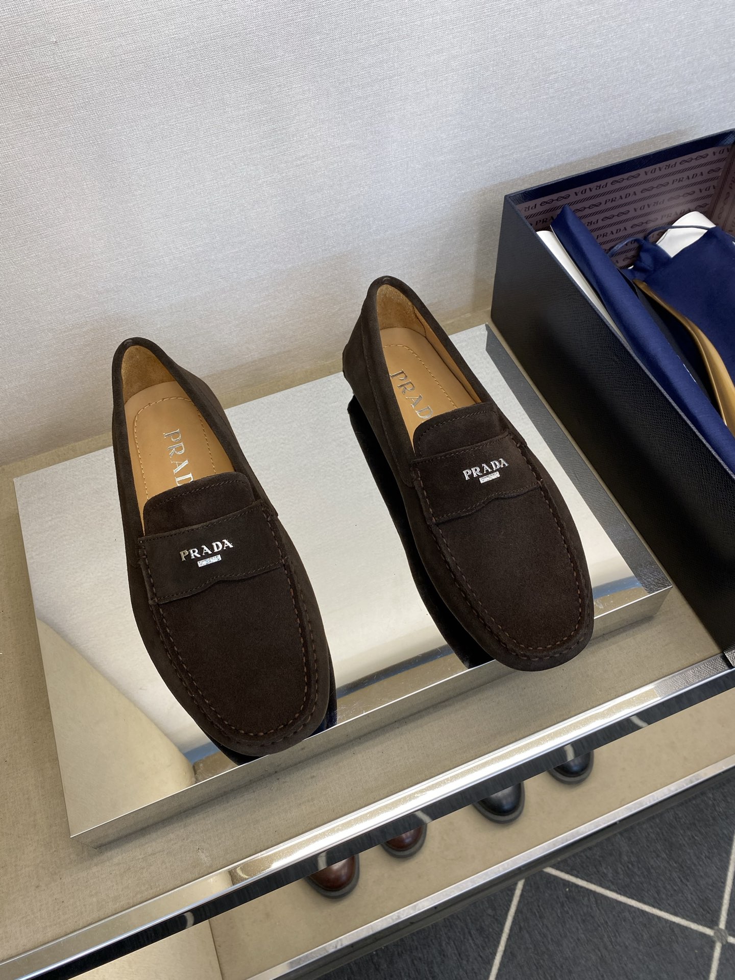 NO:351319,Prad* Prada Men's Driving Beanie Loafers!  High-quality men's foot cover classic eternal driving shoes, representative triangle logo design!  Original suede calfskin!  The inner water dyes calfskin, and the calfskin returns to the feet!  Rubber anti-slip bean design bottom!  goods!  The full upper and the bread sole is super high craftsmanship!  Look at the details carefully, the texture is super strong!  But 11 can withstand all kinds of tests!  Size39-44 (38.45 customization), prada, prada, loafers, cowhide19860909Prad*普拉达男士驾车豆豆乐福鞋！ 高品质男士套脚款 经典永恒驾车鞋,具代表性三角徽标设计！原版绒面小牛皮！内里水染小牛皮,小牛皮回力垫脚！橡胶防滑豆豆设计大底！货！全鞋面包底超高工艺！品质细看细节图,质感超强！可11经得起各种考验！ Size39-44（38.45定制）,,prada,prada,loafers,cowhide,Men's shoes