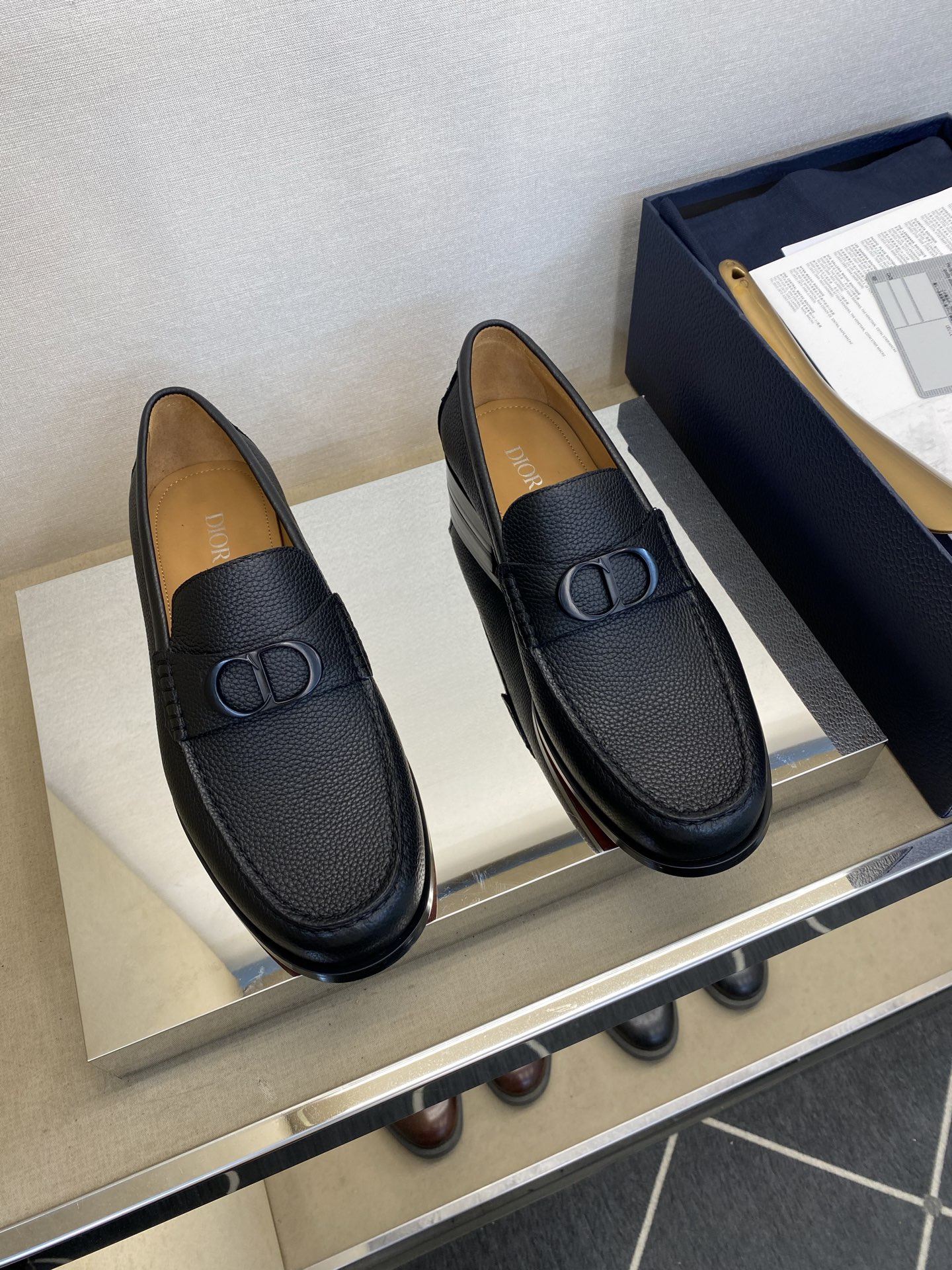 NO:746141,[Dio*] Men's fashionable classic loafers, regular size 39-44 (6.5-9), fashionable small leather shoes!  goods!  Top craftsmanship [strong] Exclusive and representative CD logo design, simple and elegant brand image!  The upper is made of fully imported raw cowhide from Italy (super strong texture and feel), and the lining is made of imported calfskin!  Latex rebound pad, super resilient texture!  Jacques silk combination wear-resistant raw rubber imitation leather sole anti-slip outsole!  !  Super comfortable!  38,45 custom-made, non-refundable. [Private molded rubber sole], dior, loafers, cowhide19860909【Dio*】 男士时尚经典乐福鞋 正码39－44(6.5-9） 时尚小皮鞋！货！顶级手工艺[强]专属代表性的CD徽标设计,简约大气品牌形象！鞋面意大利全面进口原牛皮(超强质感、手感),内里进口小牛皮！乳胶回力垫,回弹质感超强！雅克丝组合耐磨生胶仿皮底防滑大底！！超强舒适感！38,45定做不退换.【私模生胶底】,,dior,loafers,cowhide,Men's shoes