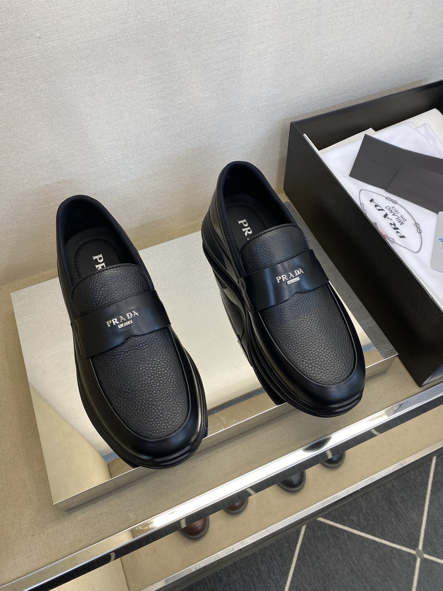 NO:704606,【PR＊】 High grade, top craftsmanship, men's casual style, regular sizes 39 to 44 (5-10), classic skateboarding shoes!  Unique brand nylon ribbon image design!  Fabric: Original calfskin with pebbled cowhide, sports mesh lining, calfskin with padding!  Latex push-back foot pads!  Original foam rebound outsole!  goods!  Quality: Look closely at the detailed pictures, the texture is super strong!  But 11 can withstand various tests!  38,45 custom-made, non-refundable,,cowhide19860909【PR＊】 高品级,顶尖工艺 男士休闲款 正码39一44(5－10） 经典滑板鞋款！独特品牌尼龙彩带形象设计！面料原小牛皮配荔纹牛皮,内里运动网布,小牛皮附垫！乳胶回力垫脚！原化泡回弹大底！货！品质细看细节图,质感超强！可11经得起各种考验！38,45定做不退换,,cowhide,Men's shoes