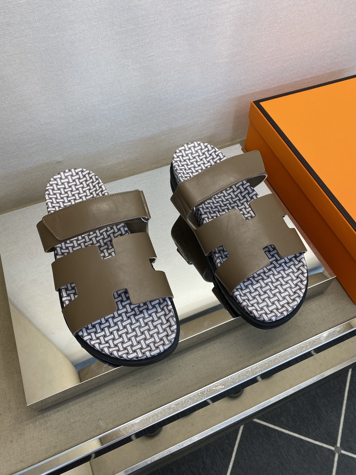 NO:349264,【HEM＊】 High-quality, top crafts men's genuine leather slippers, regular size 38-44 (4-10) will be released simultaneously!  goods!  Top-level handicraft [Strong] Original calfskin (super texture and feel), full calfskin pad, super texture!  Thickened latex medium pads, rubberized bubbles with anti-slip large sole!  !  Super comfortable!  45,46 custom made, slippers, cowhide19860909【HEM＊】 高品质,顶尖工艺品 男士真皮拖鞋 正码38－44(4一10） 同步发售！货！顶级手工艺[强]原版小牛皮(超强质感、手感),全小牛皮包垫,质感超强！加厚乳胶中垫、橡胶化泡防滑大底！！超强舒适感！45,46订做,,slippers,cowhide,Men's shoes